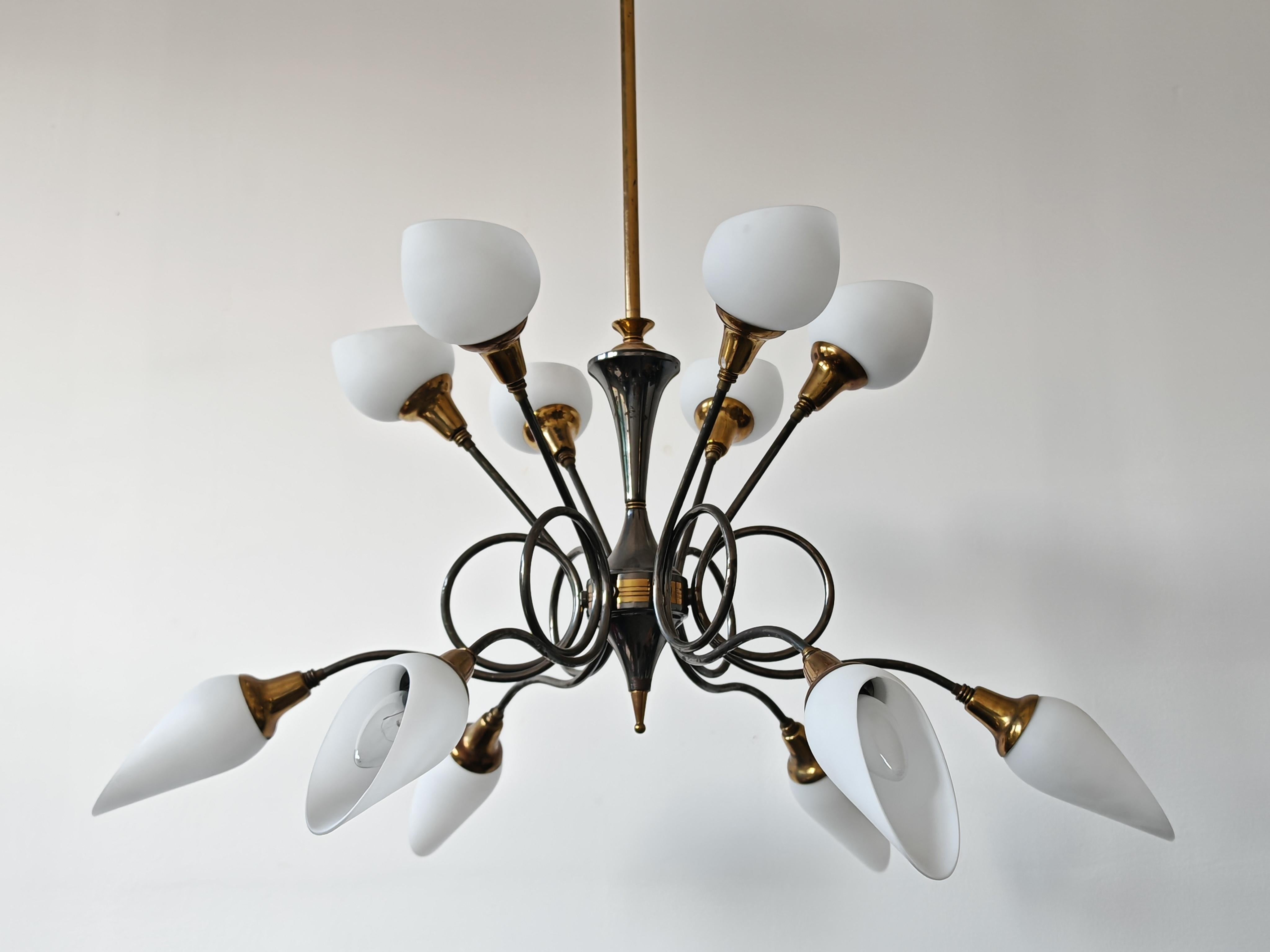 Ottone Lampadario in ottone a 12 bracci di metà secolo, attribuito ad Arredoluce, Italia, anni '50 in vendita