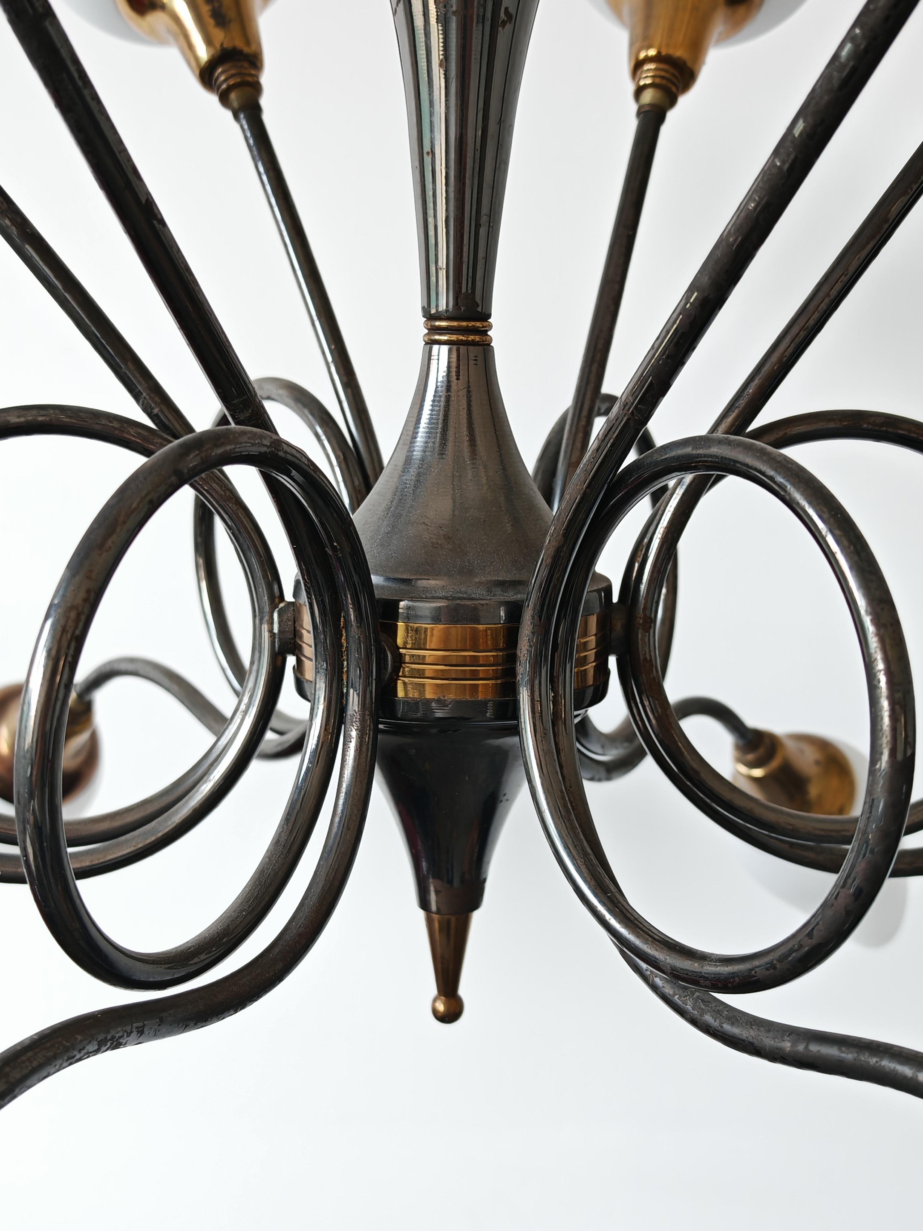 Lampadario in ottone a 12 bracci di metà secolo, attribuito ad Arredoluce, Italia, anni '50 in vendita 2