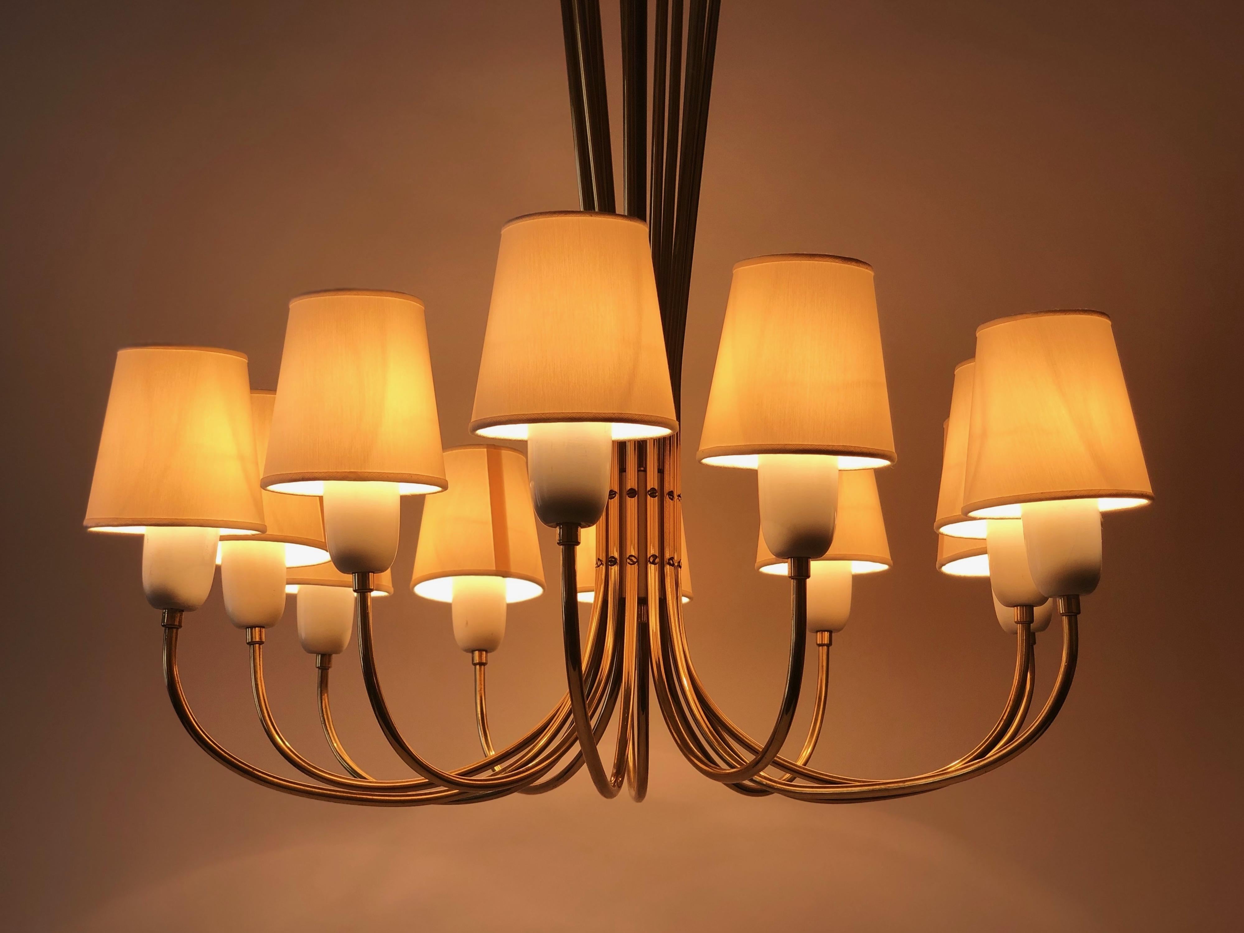 Lampadario a 12 bracci in ottone di J&T. Kalmar, Austria in vendita 4