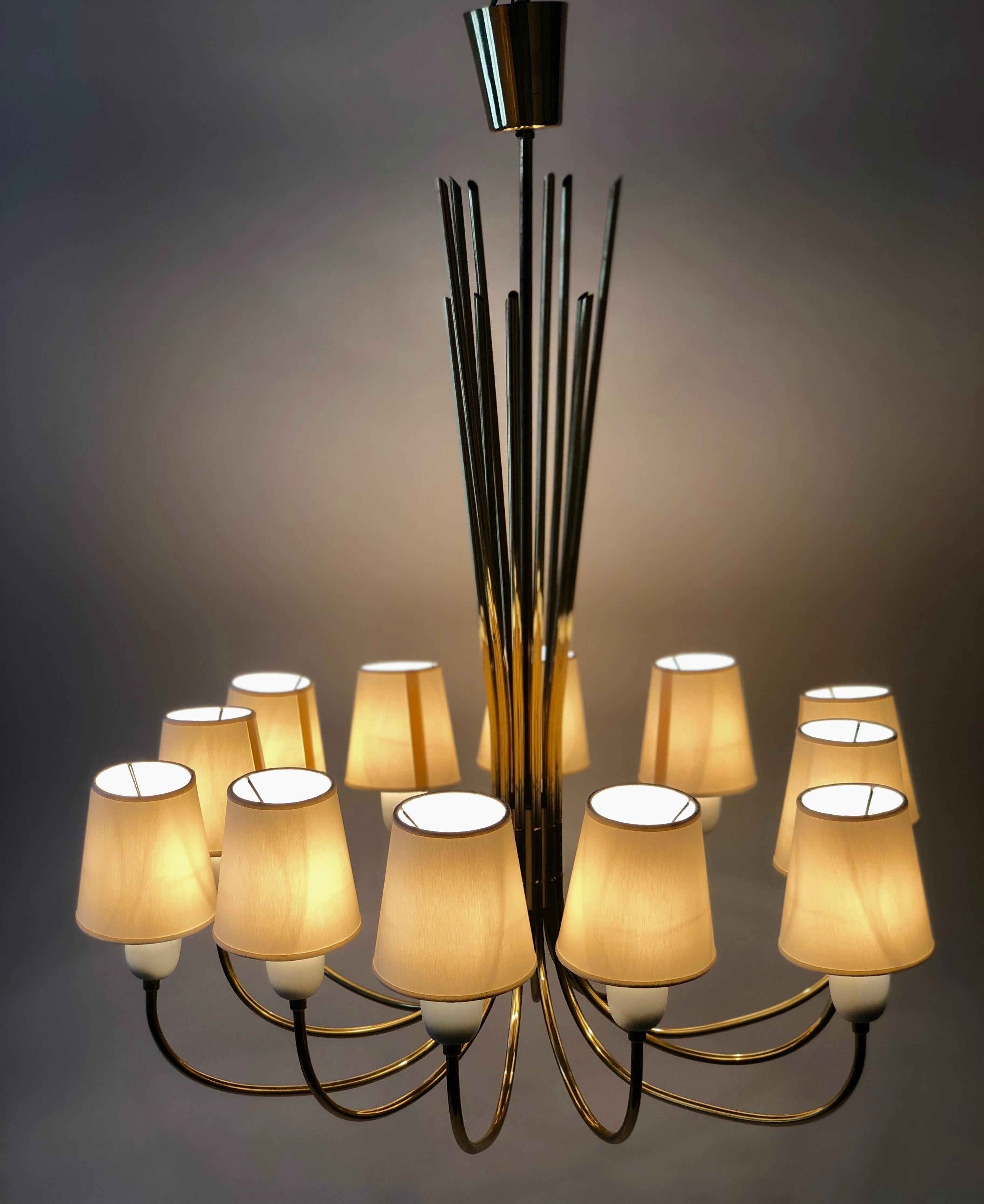 Lampadario a 12 bracci in ottone di J&T. Kalmar, Austria in vendita 11