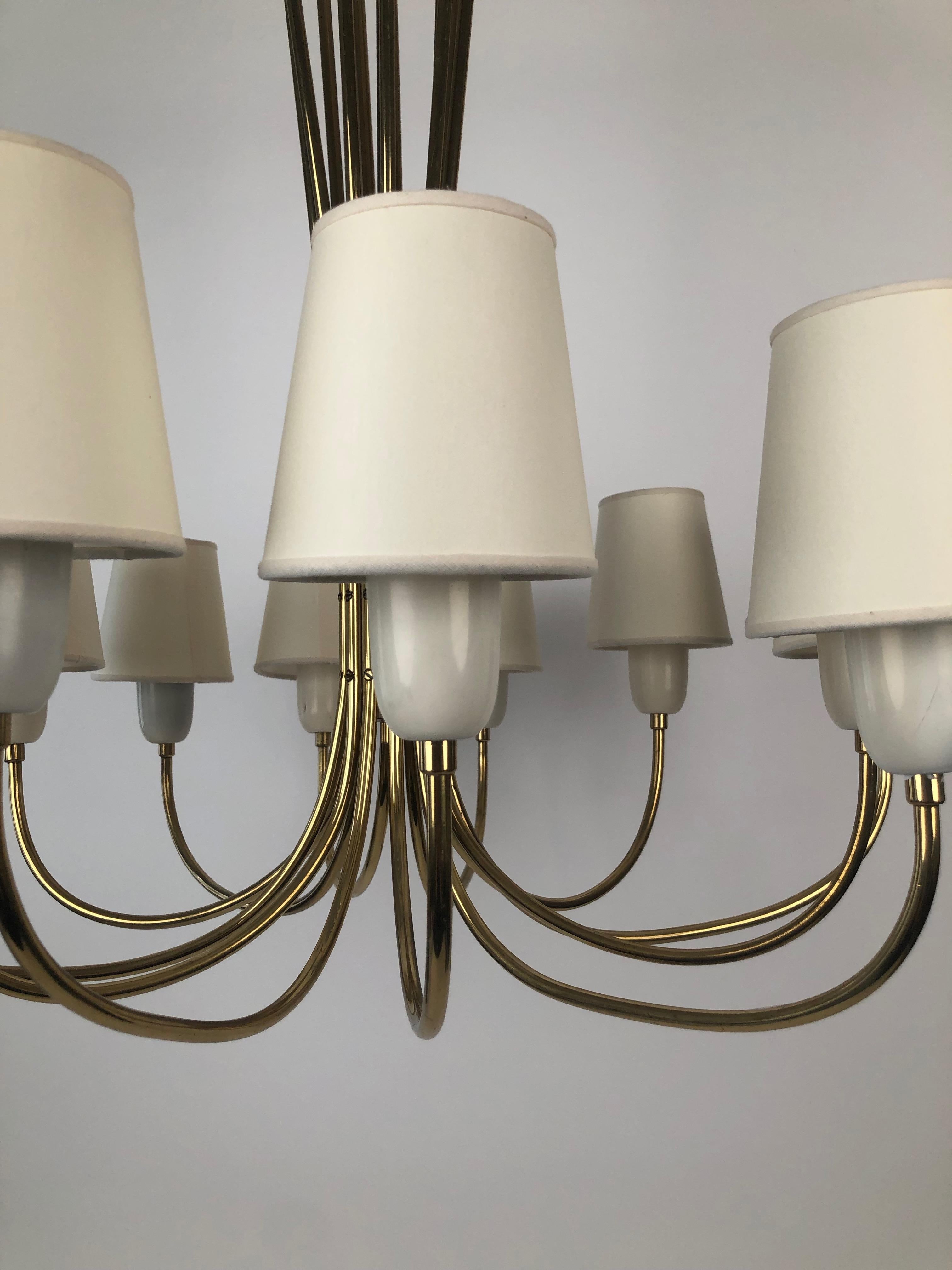 Mid-Century moderno Lampadario a 12 bracci in ottone di J&T. Kalmar, Austria in vendita
