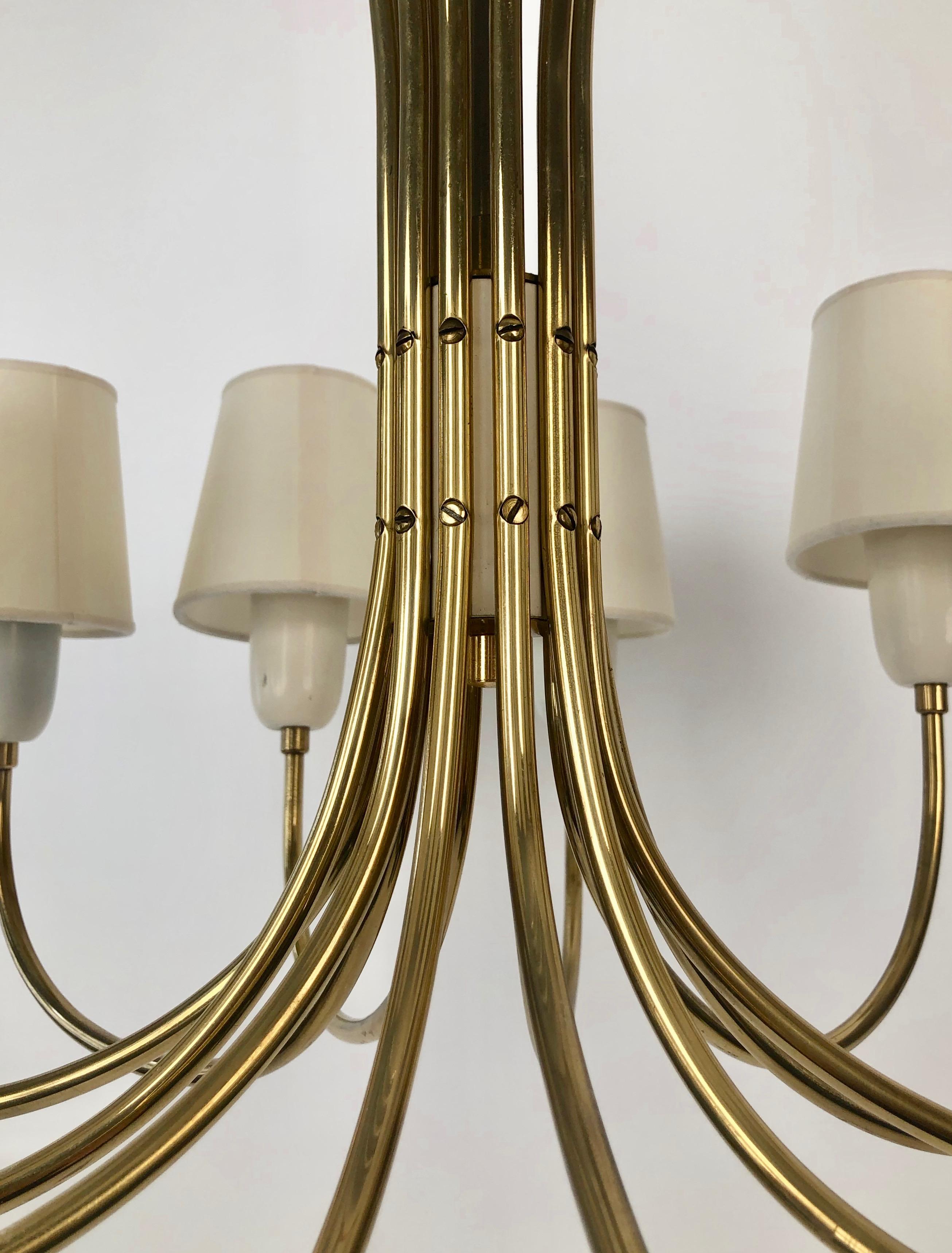 Austriaco Lampadario a 12 bracci in ottone di J&T. Kalmar, Austria in vendita
