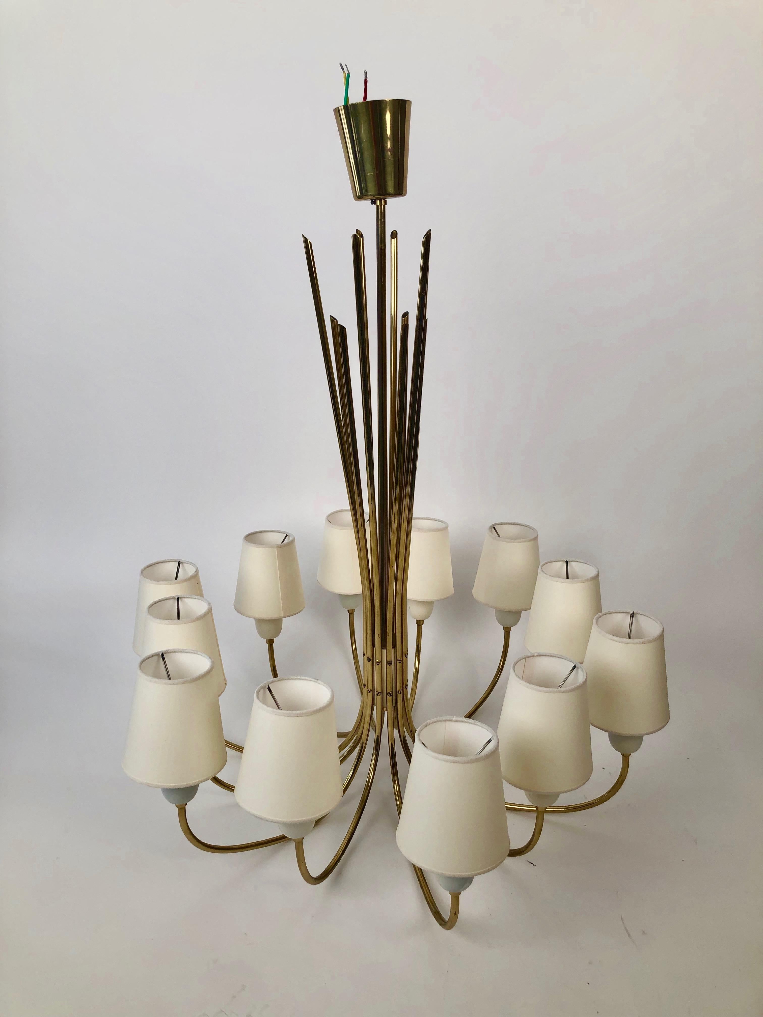 Ottone Lampadario a 12 bracci in ottone di J&T. Kalmar, Austria in vendita