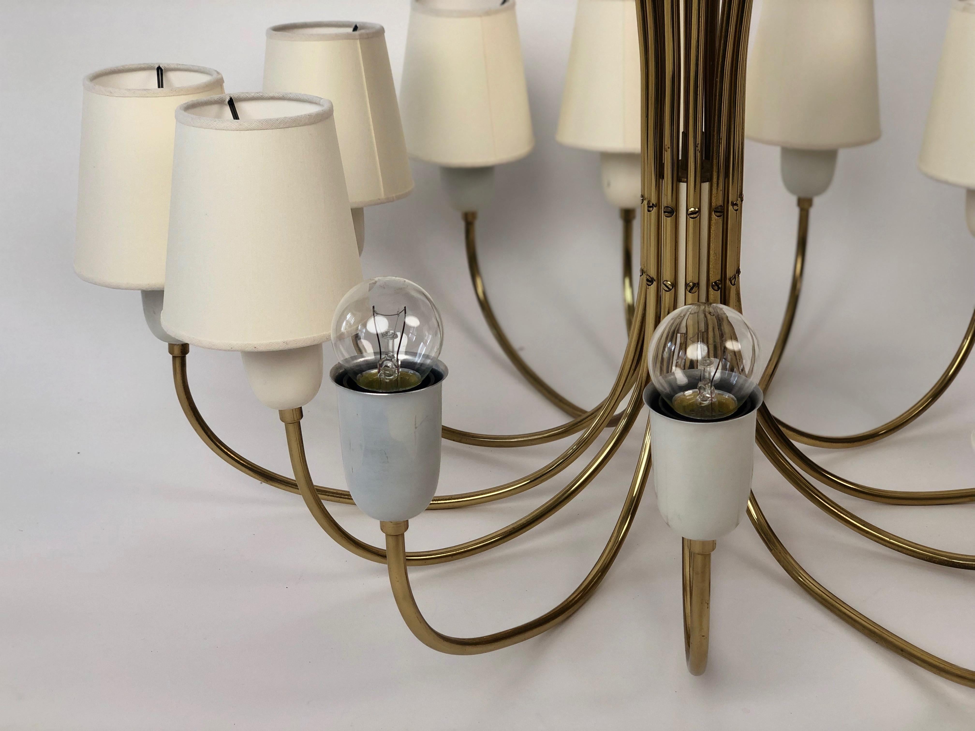Lampadario a 12 bracci in ottone di J&T. Kalmar, Austria in vendita 2