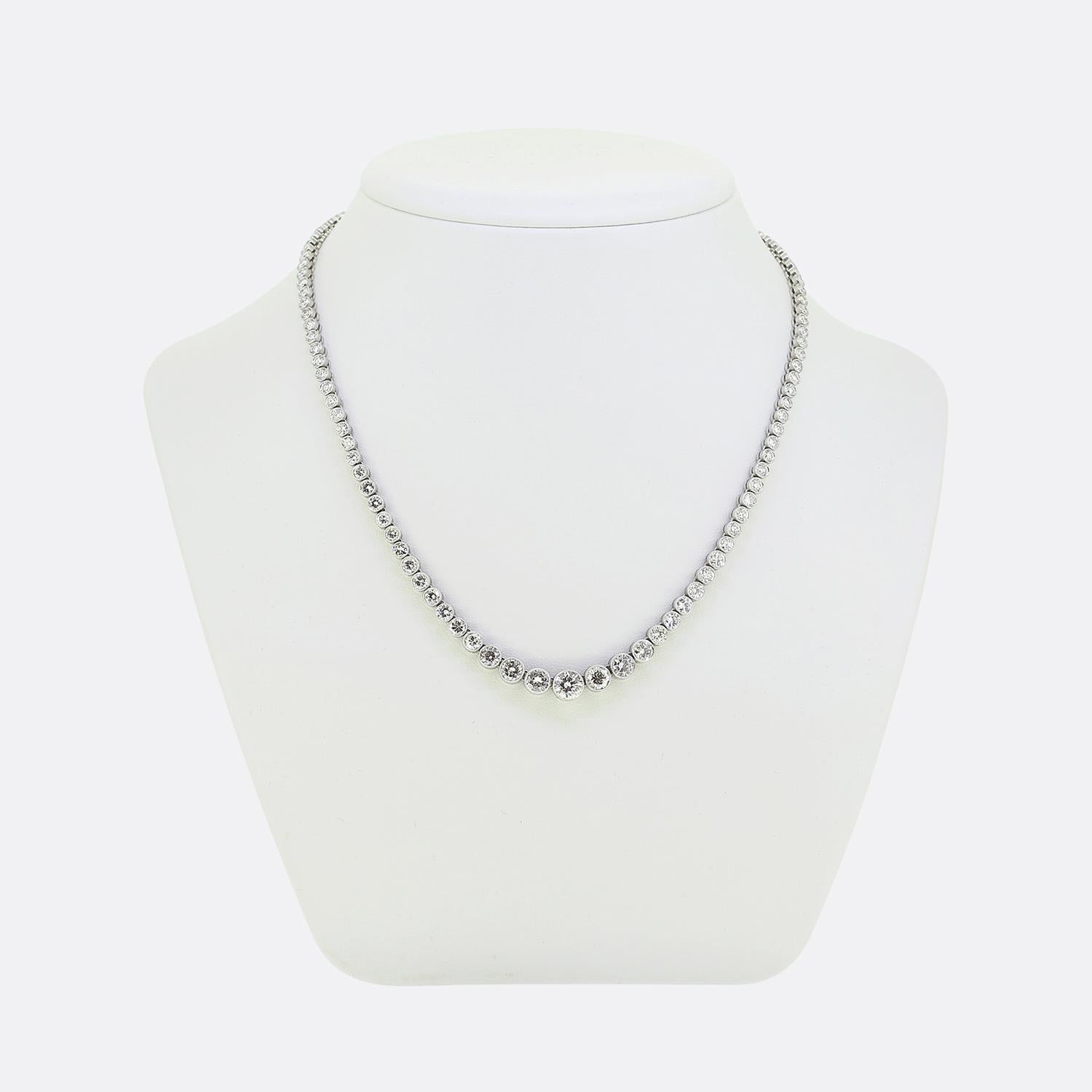 Nous avons ici un exceptionnel collier de tennis réalisé en platine luxueux au milieu du 20e siècle. Le design présente une ligne continue de diamants ronds à facettes, chacun d'entre eux ayant été serti individuellement en mille-grains. La taille