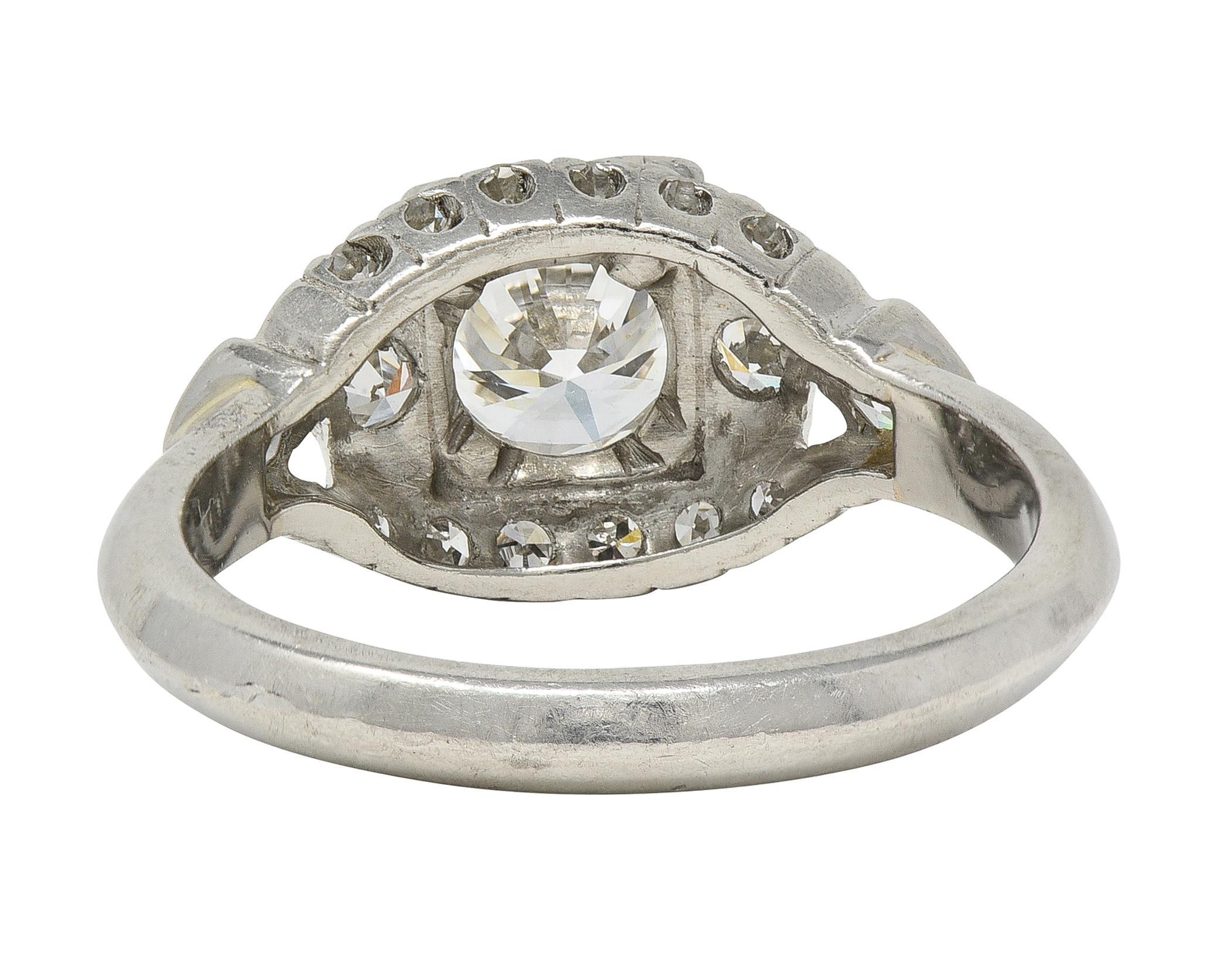 Taglio rotondo Anello di fidanzamento a grappolo vintage in platino con diamante da 1,24 CTW del Mid-Century in vendita