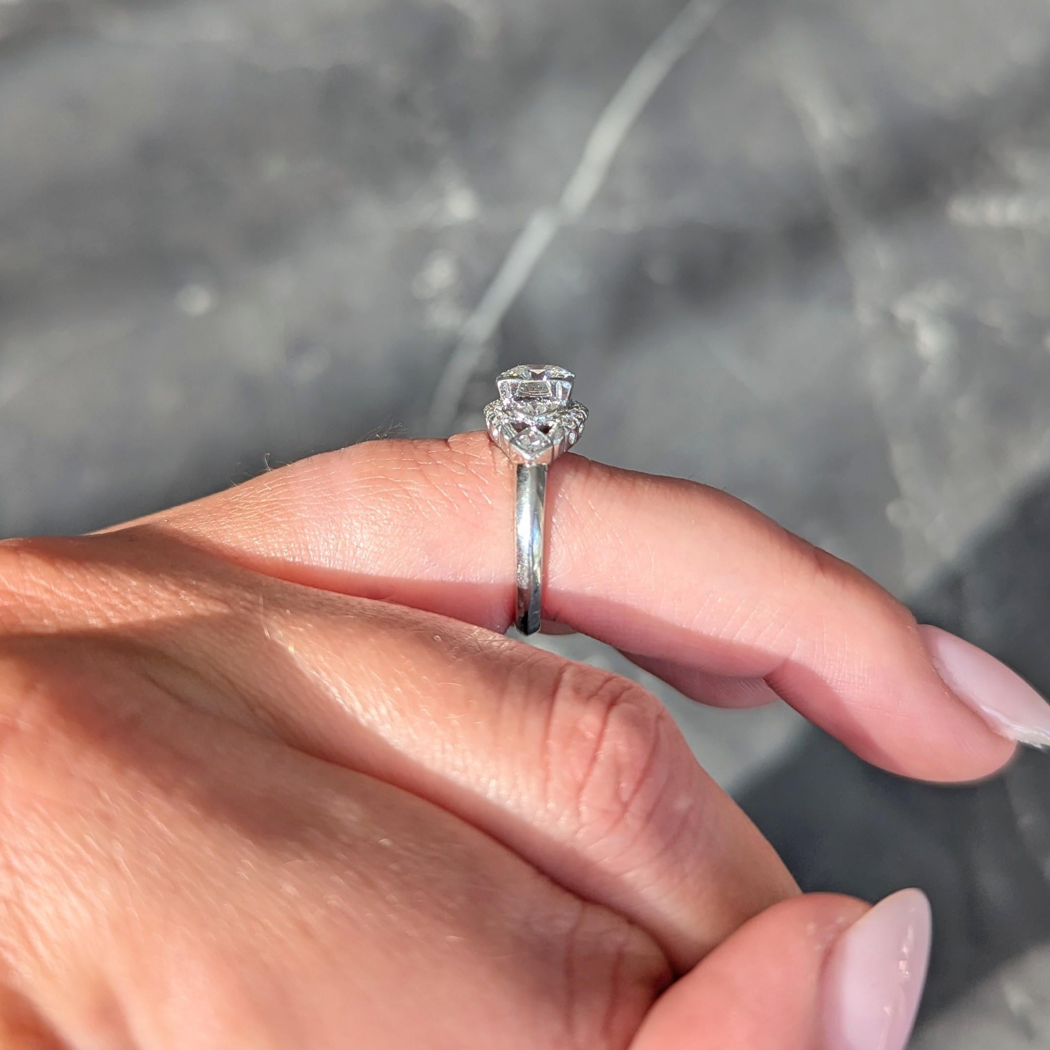 Anello di fidanzamento a grappolo vintage in platino con diamante da 1,24 CTW del Mid-Century in vendita 3