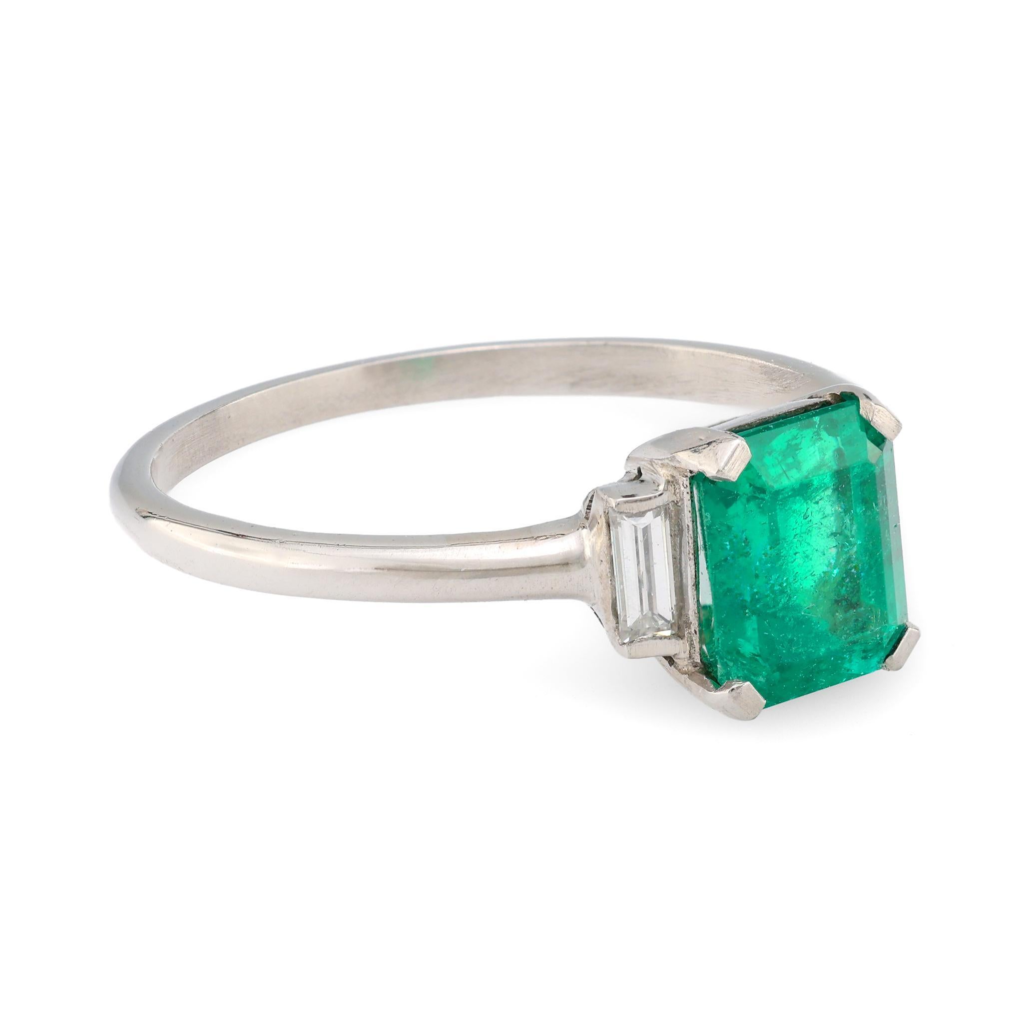 Platinring mit 1,30 Karat Smaragd und Diamant aus der Mitte des Jahrhunderts (Moderne)
