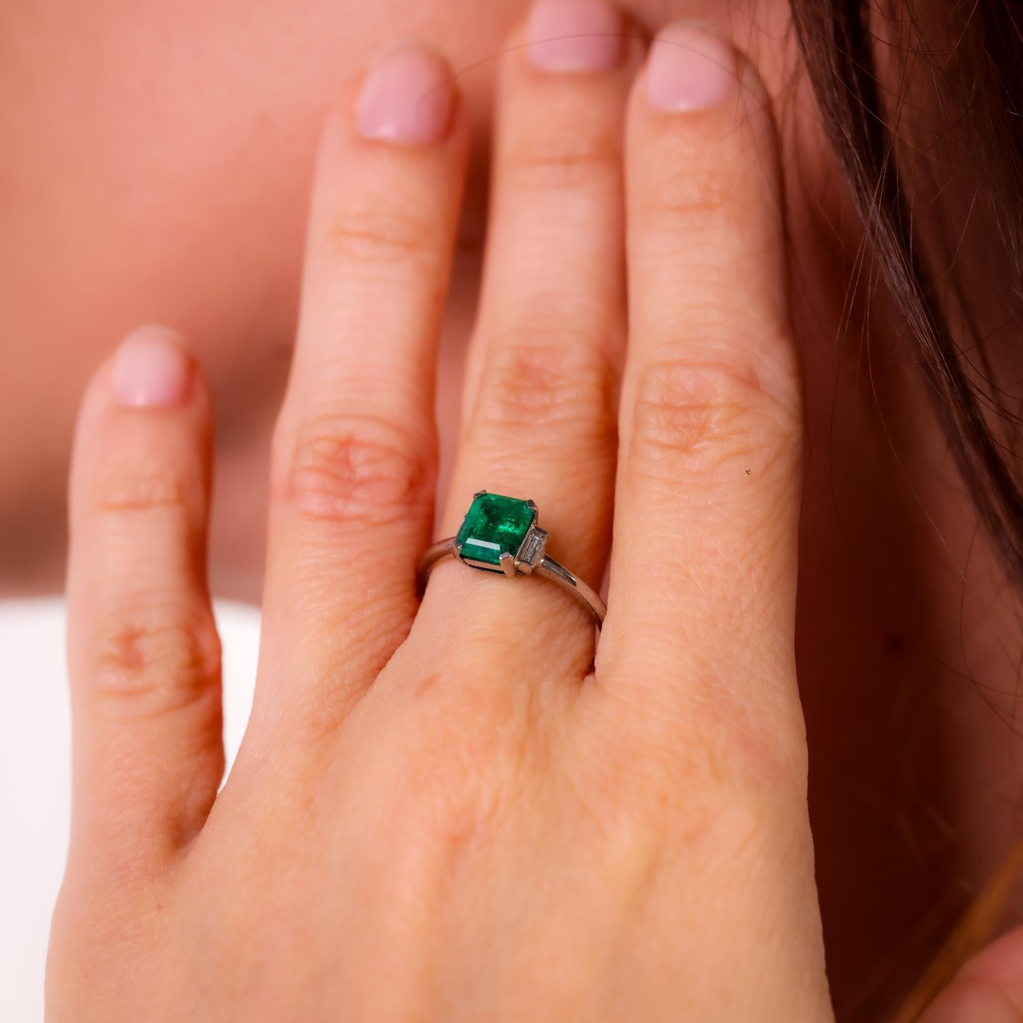 Platinring mit 1,30 Karat Smaragd und Diamant aus der Mitte des Jahrhunderts (Smaragdschliff)