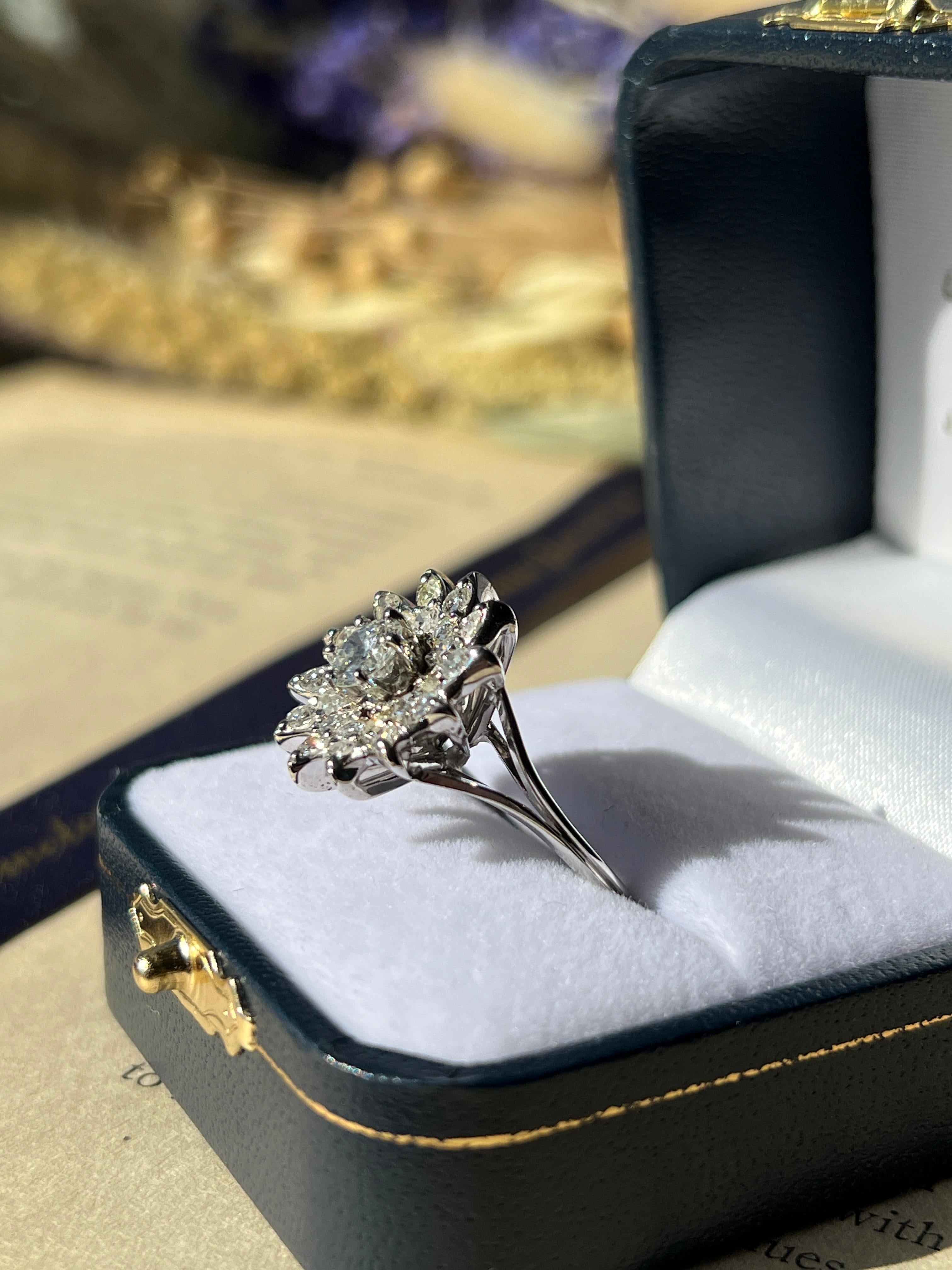 Taglio rotondo Anello a grappolo con motivo floreale in oro bianco di metà secolo con diamante da 1,34 TCW 1950s in vendita