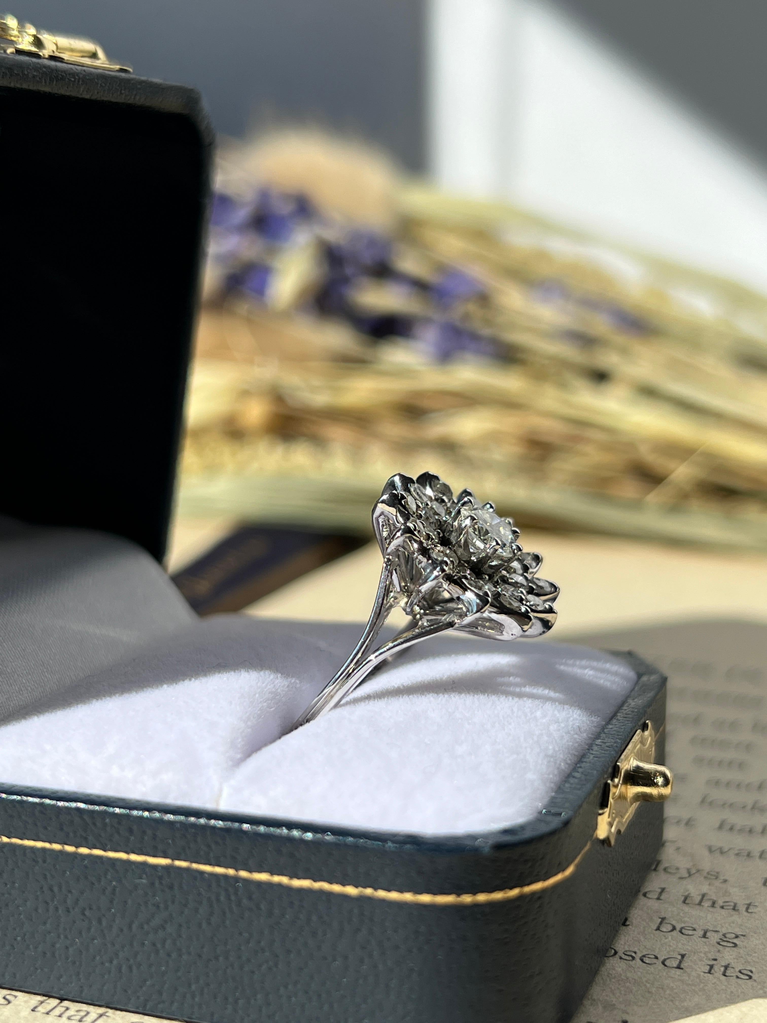Anello a grappolo con motivo floreale in oro bianco di metà secolo con diamante da 1,34 TCW 1950s In condizioni buone in vendita a Towson, MD