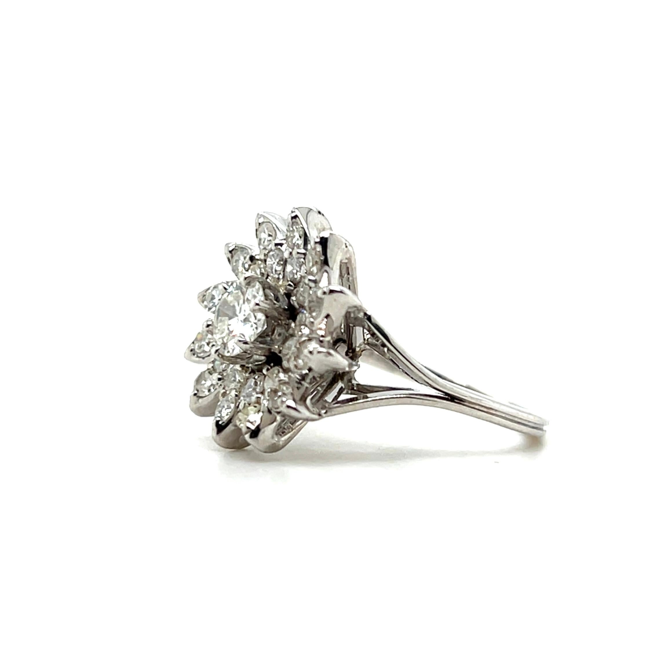 Anello a grappolo con motivo floreale in oro bianco di metà secolo con diamante da 1,34 TCW 1950s in vendita 1