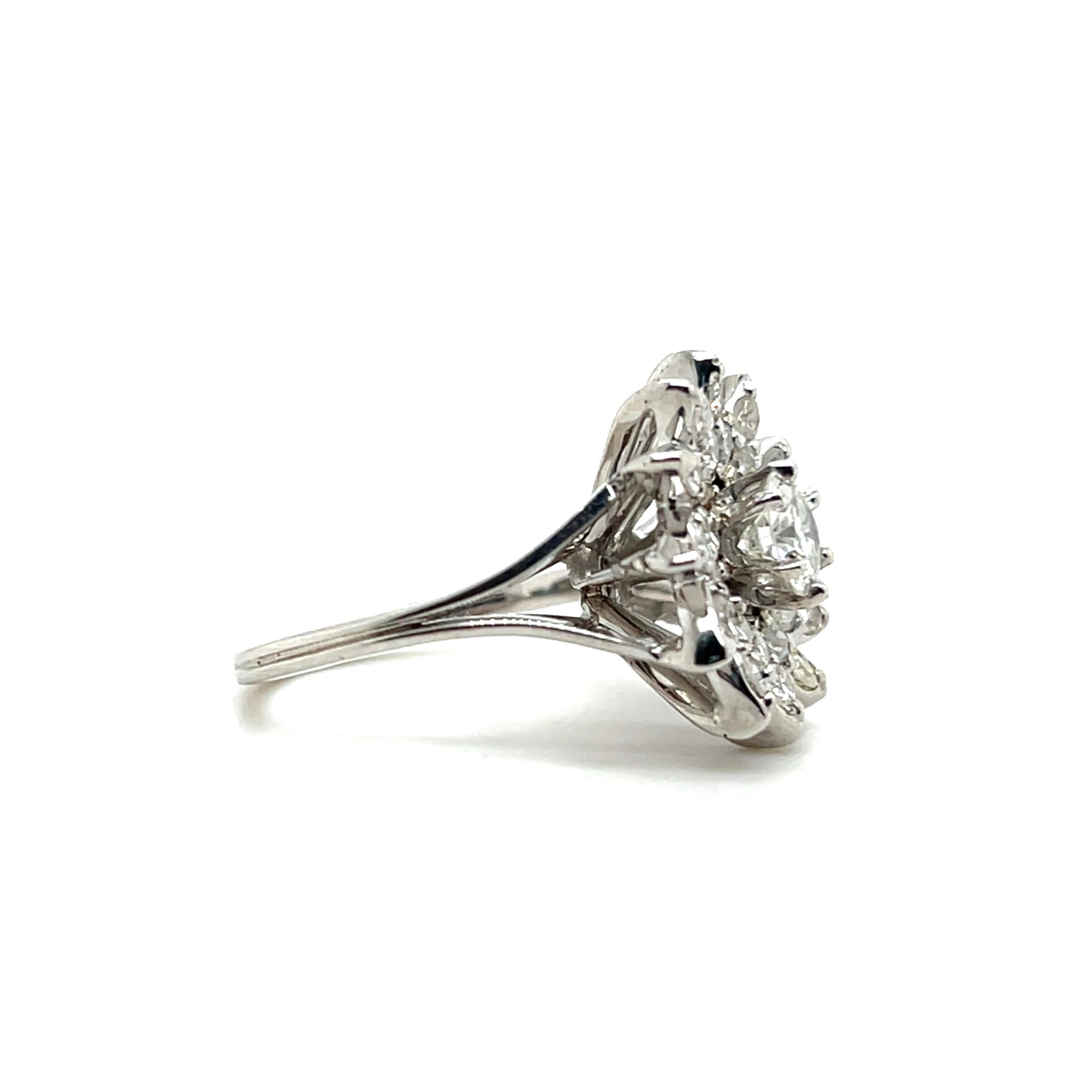 Anello a grappolo con motivo floreale in oro bianco di metà secolo con diamante da 1,34 TCW 1950s in vendita 3