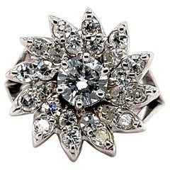 Anillo de oro blanco de mediados de siglo con diamantes de 1,34 TCW y motivos florales 1950