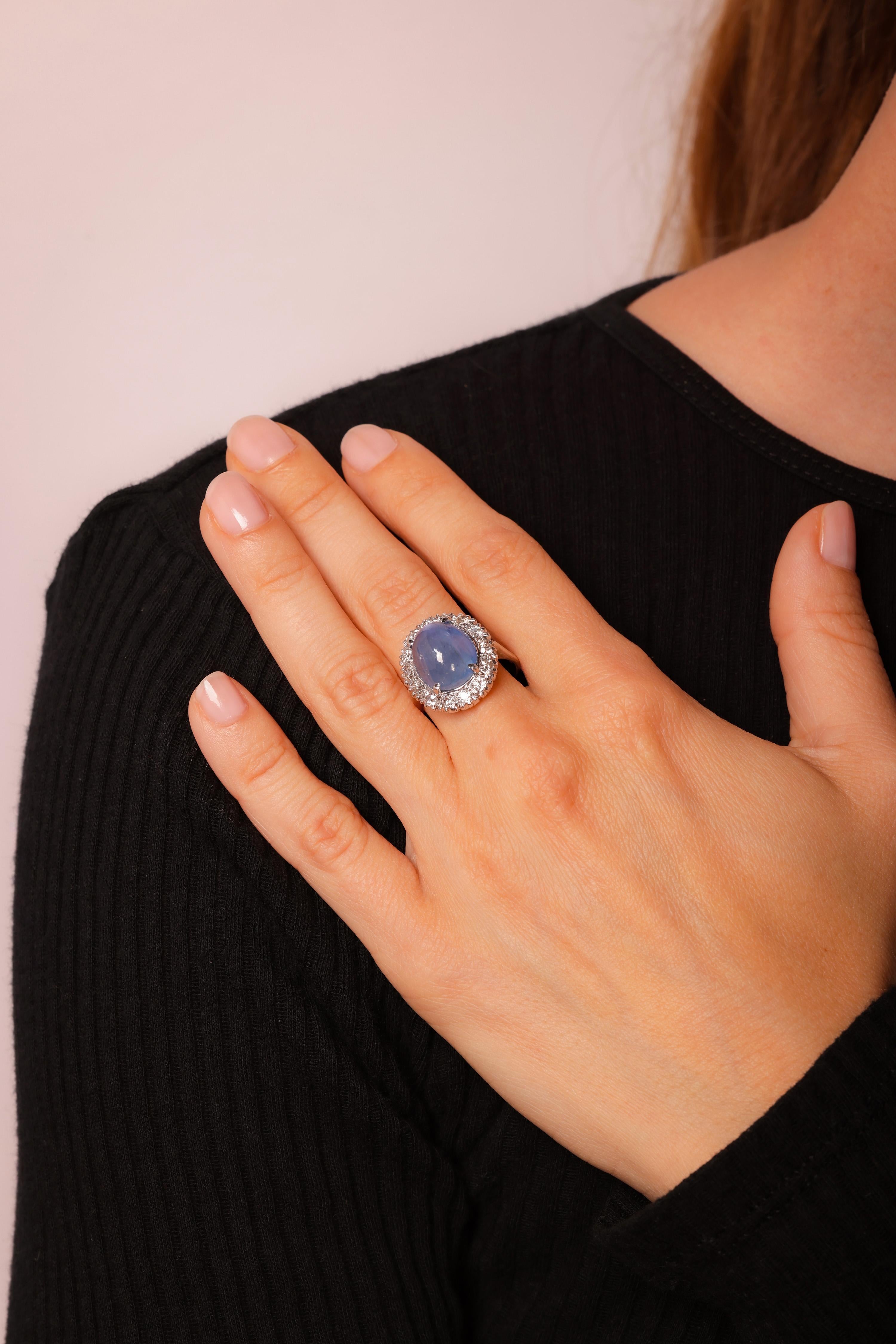 Mittelstein: Sternsaphir
Schliff: Cabochon-Schliff
Gewicht: Ungefähr 13,5 Karat
Farbe: Graublau
Akzentuierungsstein: 14 Diamanten
Schnitt: Alter Grubenschnitt
Gewicht: Ungefähr 1.1 Karat
Farbe: H
Klarheit: SI
Metall: 14K Weißgold
Epoche: Mitte des