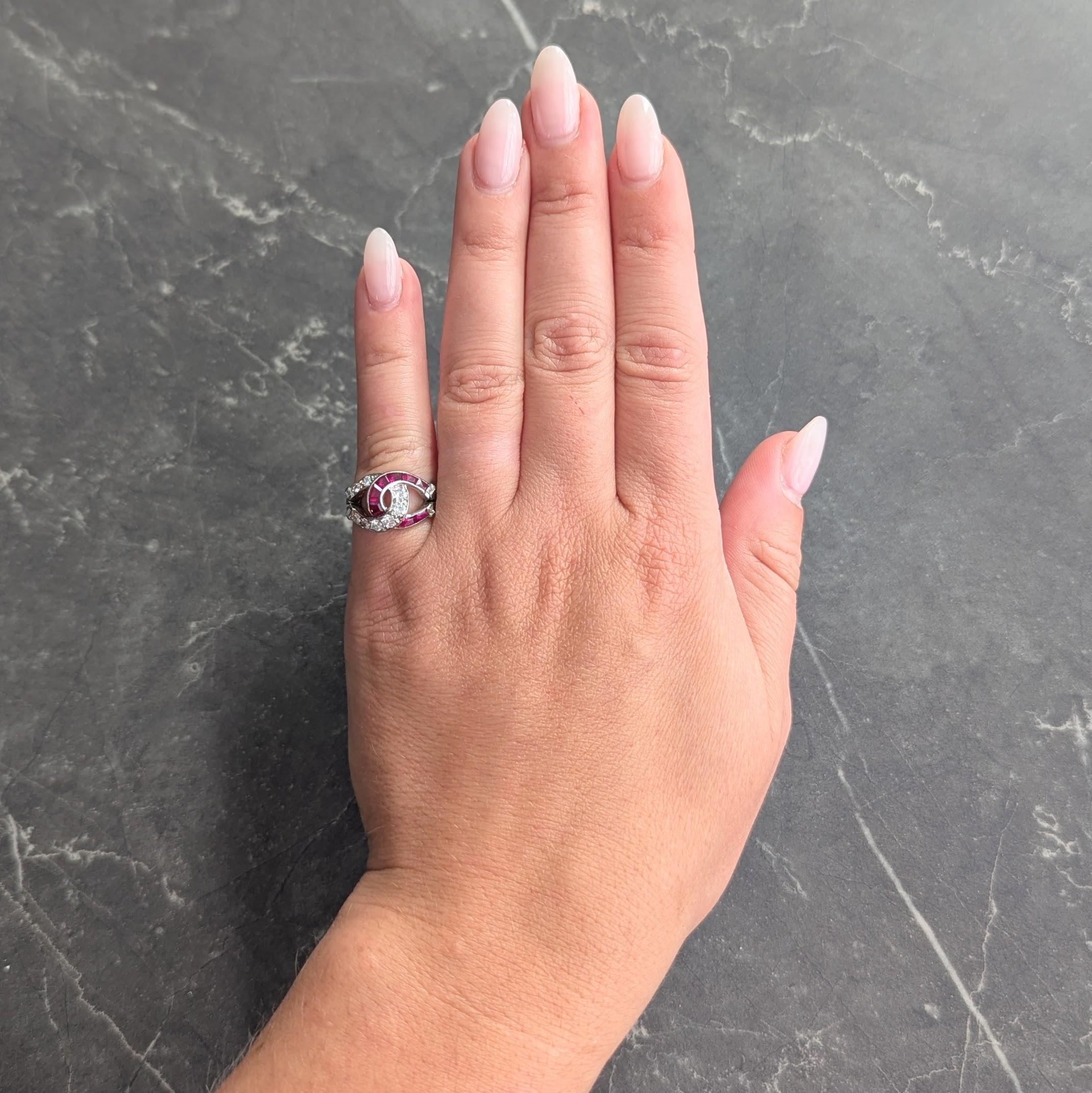 Conçu comme deux formes de fer à cheval imbriquées l'une dans l'autre
Un fer à cheval est serti de diamants de taille transitionnelle.
D'un poids total d'environ 0,45 carat - Couleur G et pureté VS2
L'autre fer à cheval est serti de rubis