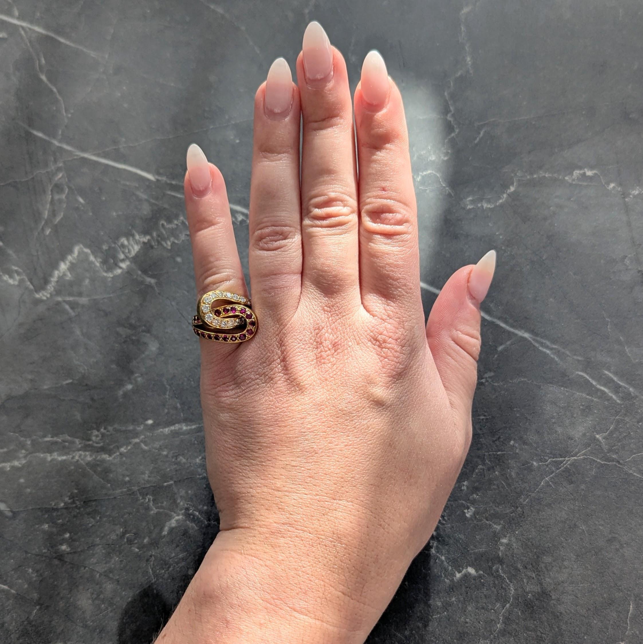 Progettato come due forme di ferro di cavallo a incastro.
Un ferro di cavallo è incastonato con diamanti taglio transitorio
Peso totale di circa 0,45 carati - Colore G con purezza VS2
L'altro ferro di cavallo è incastonato con rubini taglio