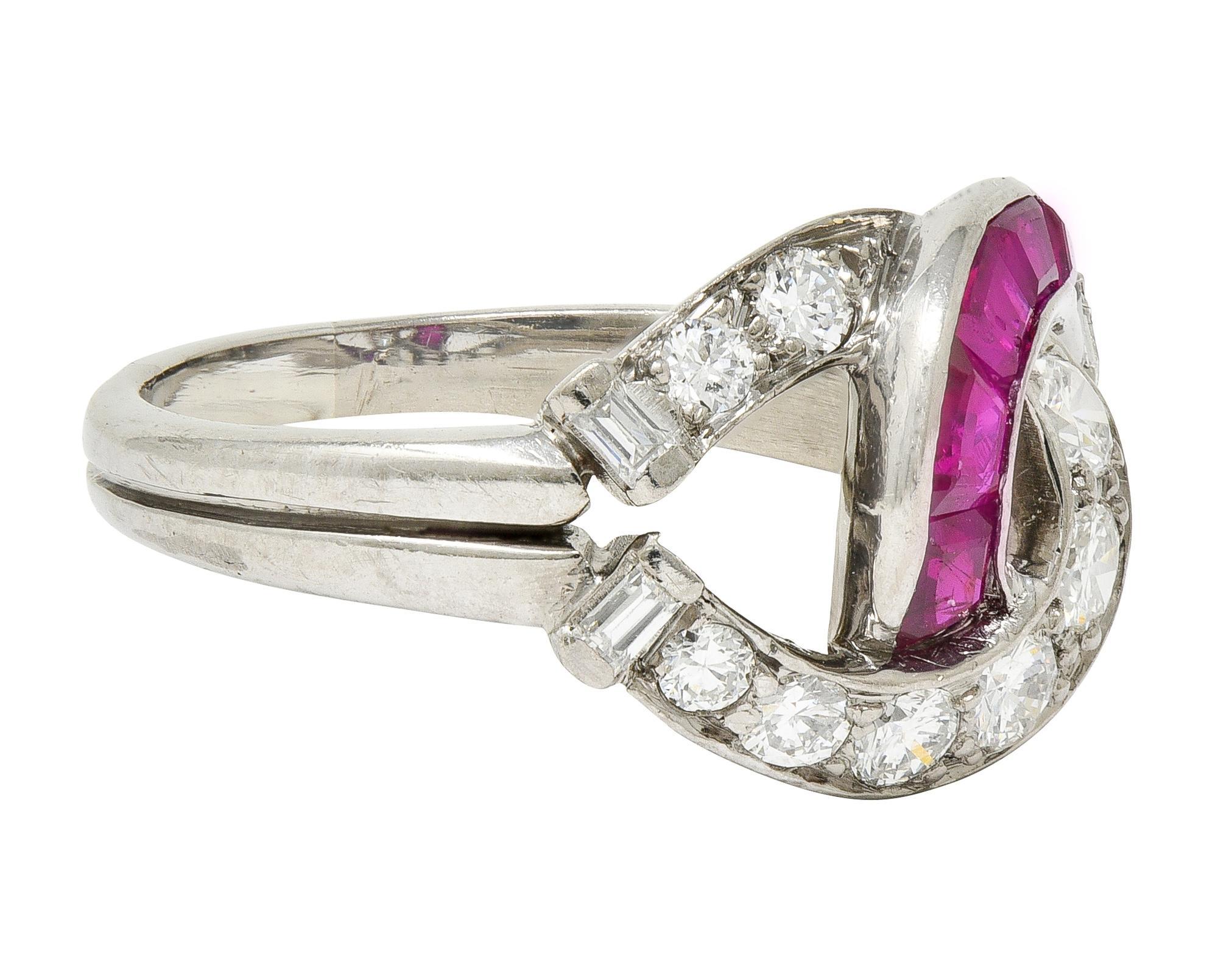 Moderne Bague double fer à cheval en platine avec diamant et rubis 1,35 CTW Mid-Century en vente