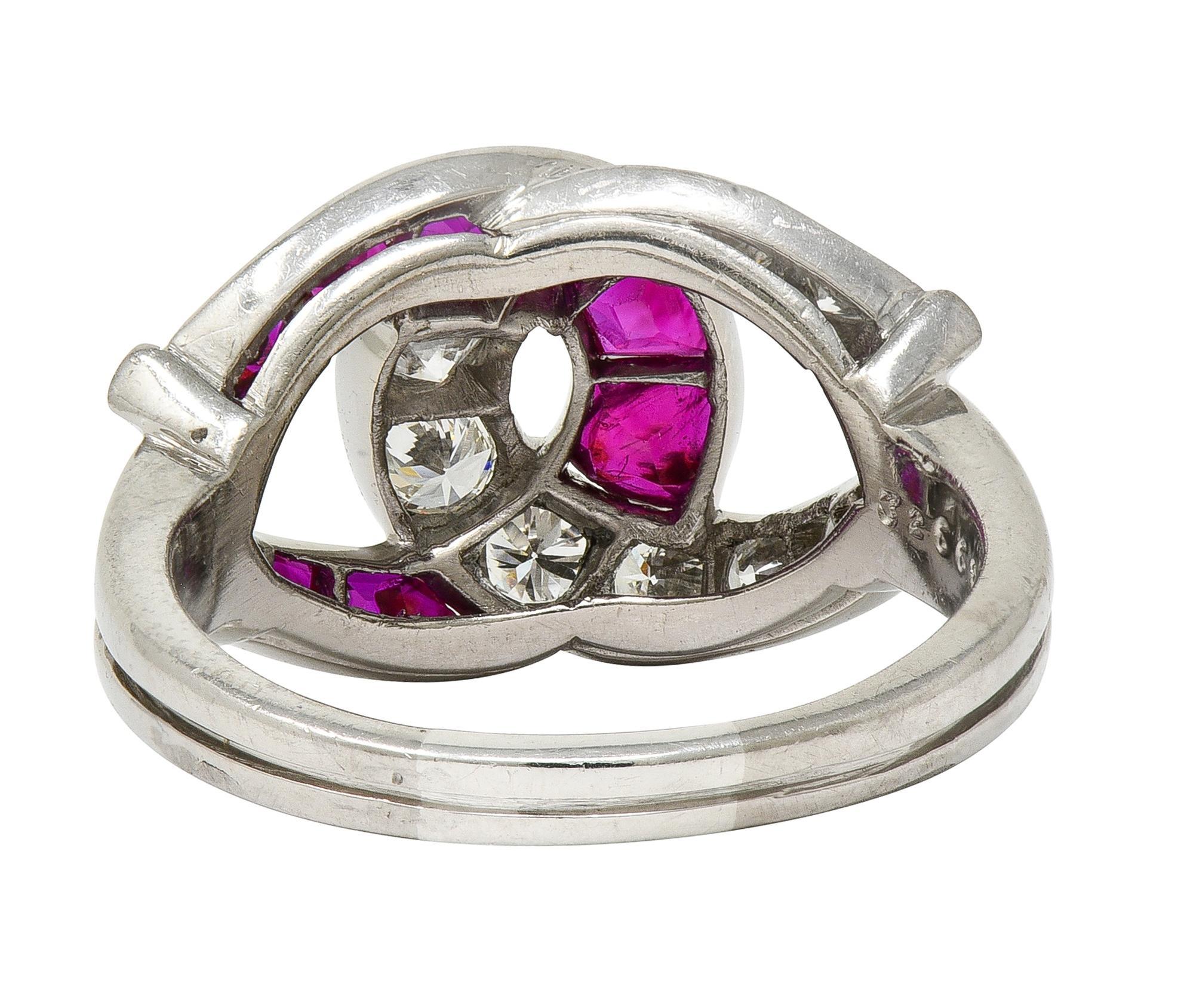 Taille baguette Bague double fer à cheval en platine avec diamant et rubis 1,35 CTW Mid-Century en vente