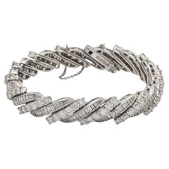 Pulsera de platino con diamante redondo y baguette de 13,50 quilates de mediados de siglo