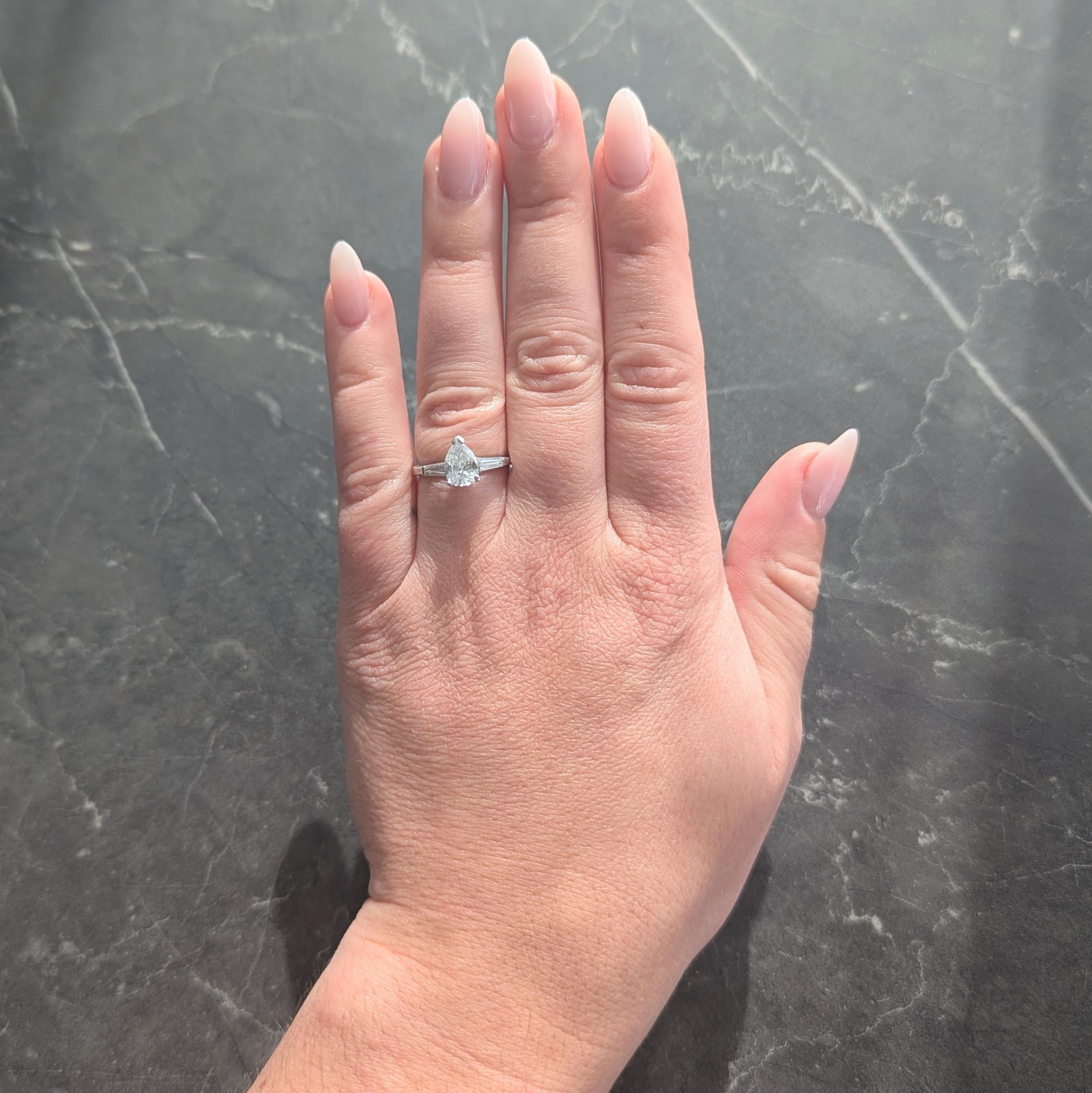 Al centro un diamante taglio pera di circa 1,04 carati con colore I e purezza SI1.
Cestello incastonato e affiancato da spalle a cattedrale con diamanti taglio baguette affusolati.
Peso complessivo di circa 0,32 carati - colore H con purezza