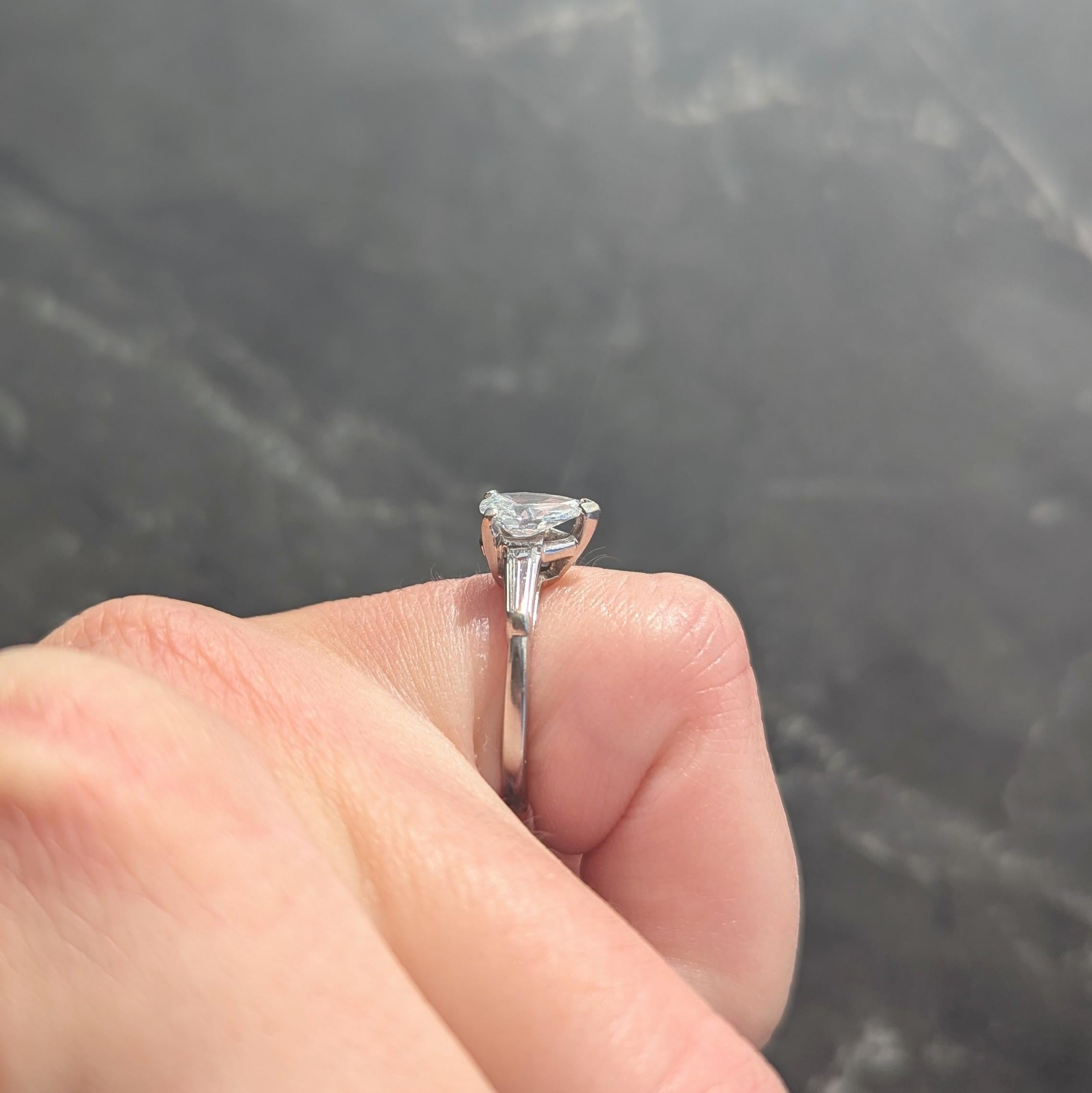 Anello di fidanzamento vintage in platino con diamante taglio pera da 1,36 CTW del Mid-Century in vendita 4