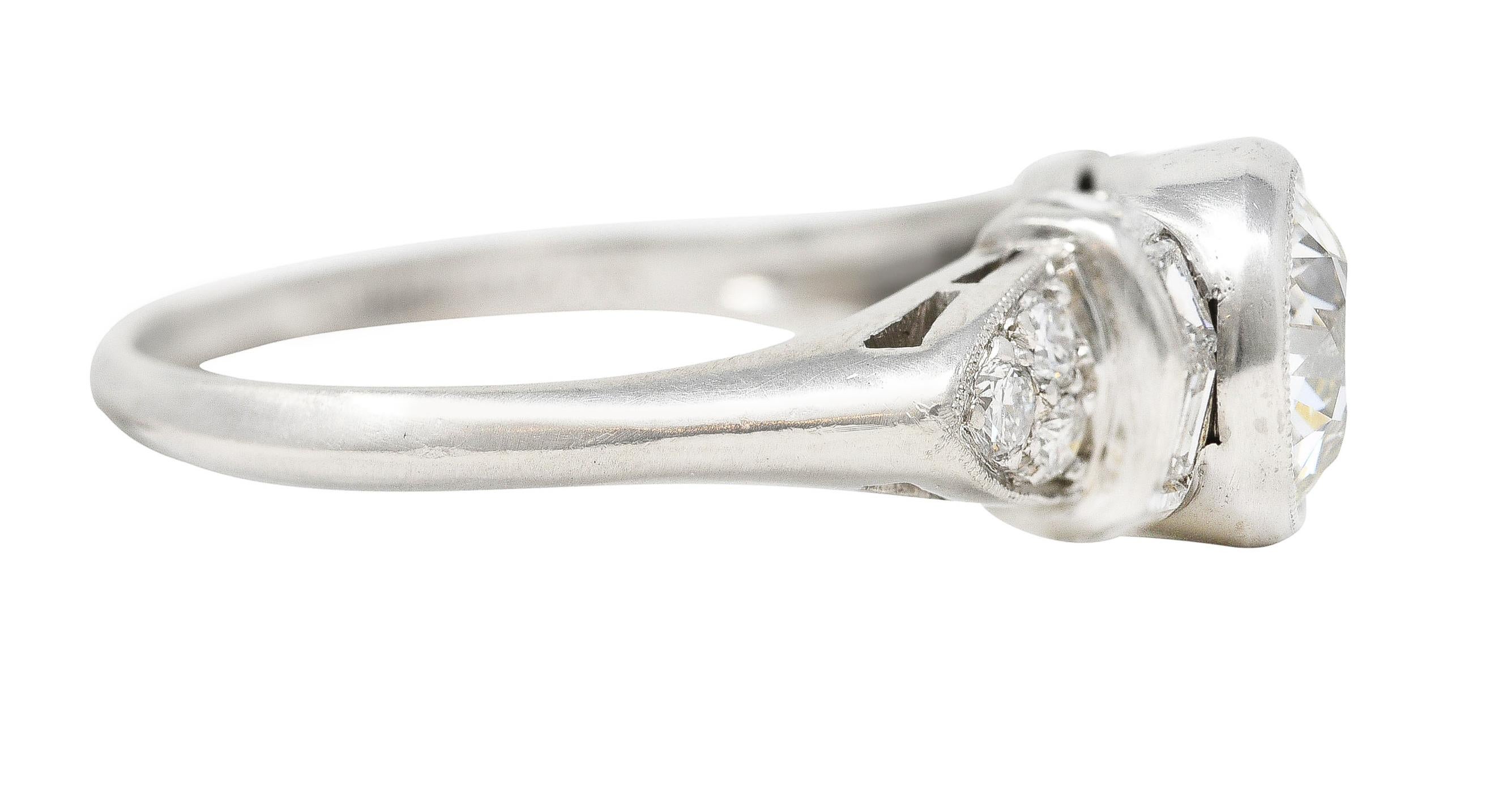 Taille vieille Europe Bague de fiançailles en platine avec chaton en diamant taille vieille Europe de 1,39 carat, milieu du siècle dernier en vente