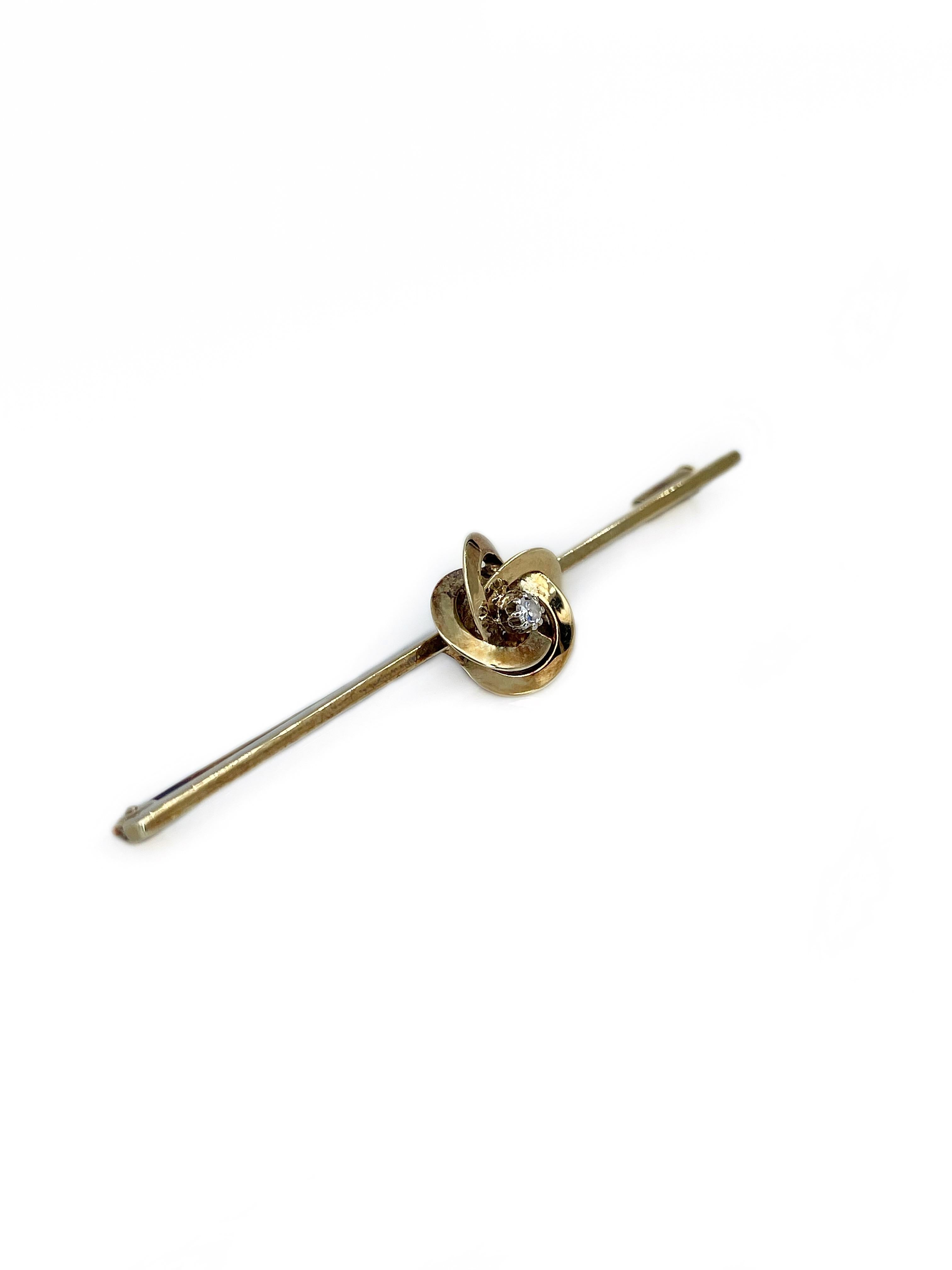 This is a mid century love knot bar brooch crafted in 14K yellow gold. Circa 1950. The piece features 1 round cut diamond (RBC-17, 0.03ct, RW-W, SI).

Signed: 585

Weight: 4.76g
Length: 6cm
Knot diameter: 1.2cm

———

If you have any questions,