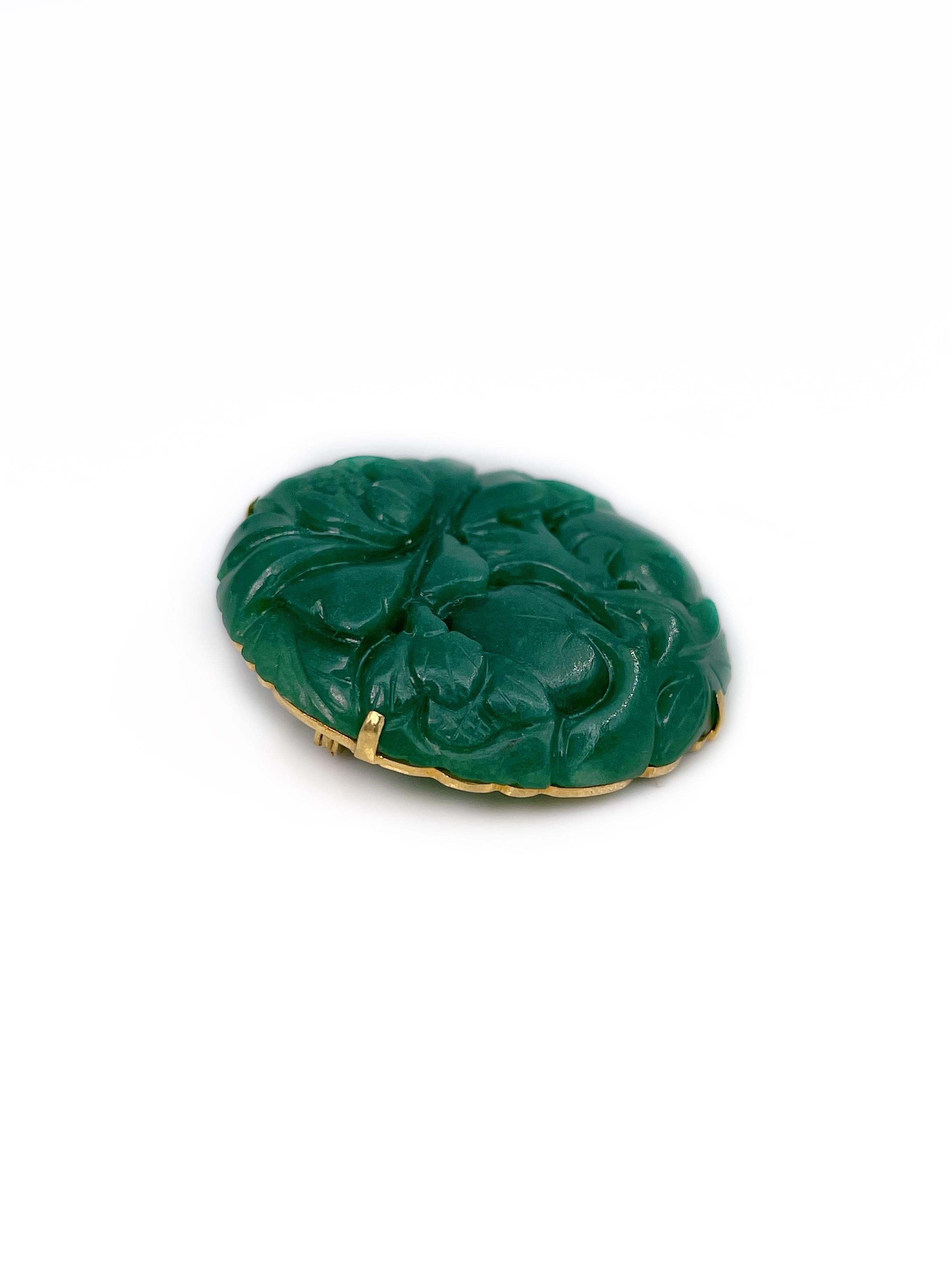 This is an amazing vintage round pin brooch crafted in 14K yellow gold. Circa 1960. 

It is made of carved green chalcedony depicting a lotus flower. 

Weight: 12.91g
Diameter: 3.5cm

———

If you have any questions, please feel free to ask. We