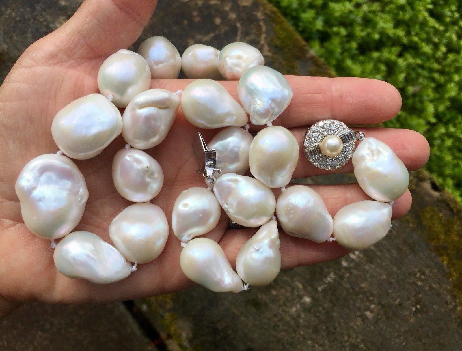 Mid Century 14 Karat Gold Large Baroque Pearl Necklace VS Diamond Baguette Clasp For Sale 5