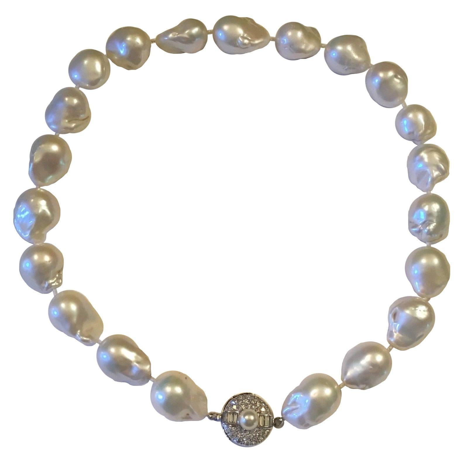 Mid Century 14 Karat Gold Large Baroque Pearl Necklace VS Diamond Baguette Clasp For Sale
