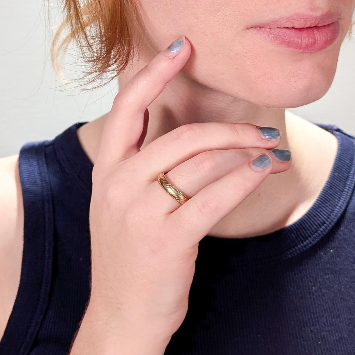 Ein sehr schöner Ehering oder Ring.

Von Tiffany & Co.

Aus 14k Gelbgold. 

Mit eingravierten diagonalen Linien rund um den Umfang des großen halbrunden Bandes.

Einfach ein wunderschöner Ring von Tiffany & Co.!

Datum:
20. Jahrhundert

Allgemeiner