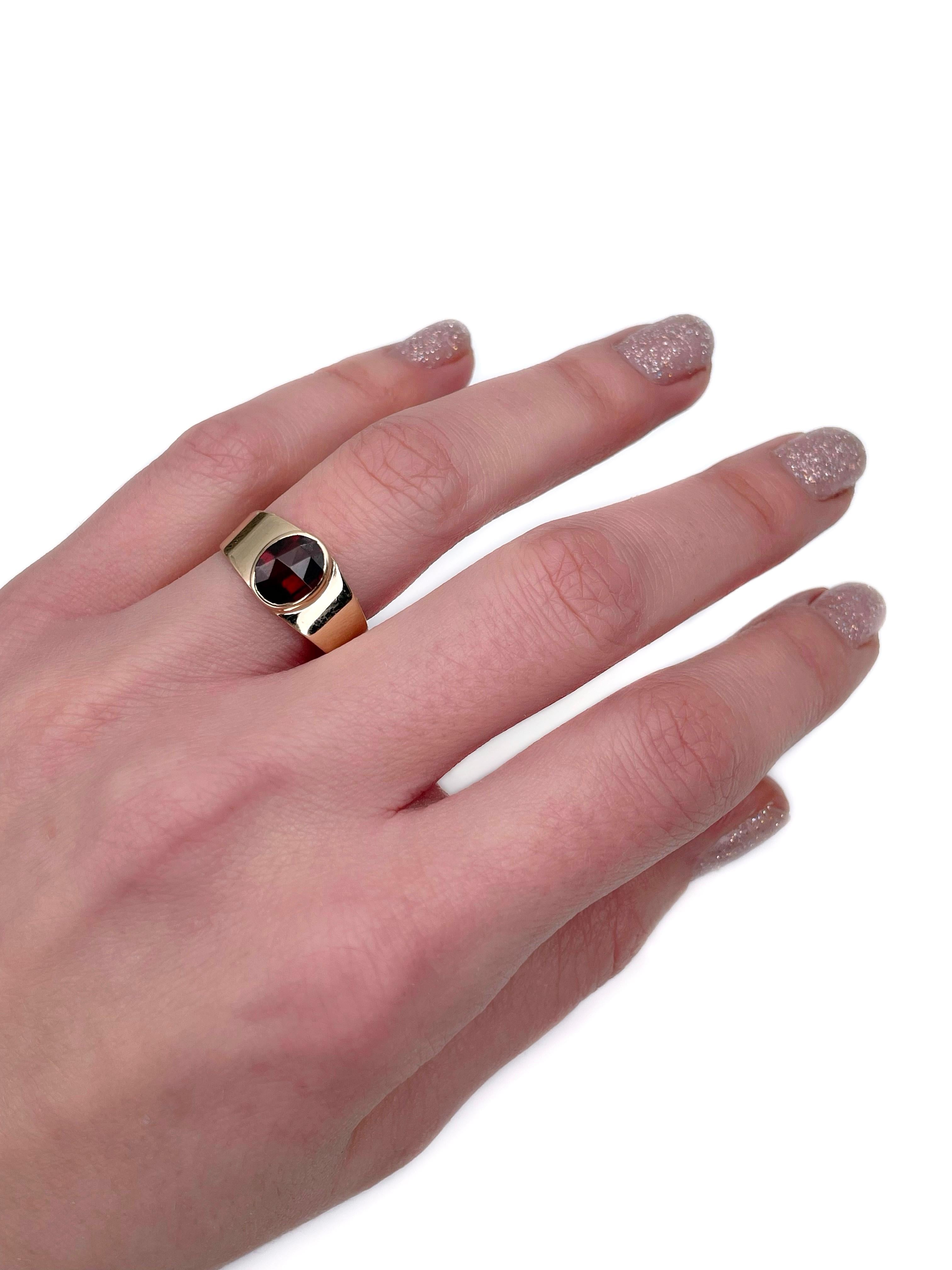 This is a mid XX century signet ring crafted in 14K gold. Circa 1950.

It features 1 oval rose cut garnet. Best visible in a video. 

Could be a perfect pinky ring. 

Weight: 2.82g 
Size: 16.25 (US 5.75)

IMPORTANT: please ask about the possibility