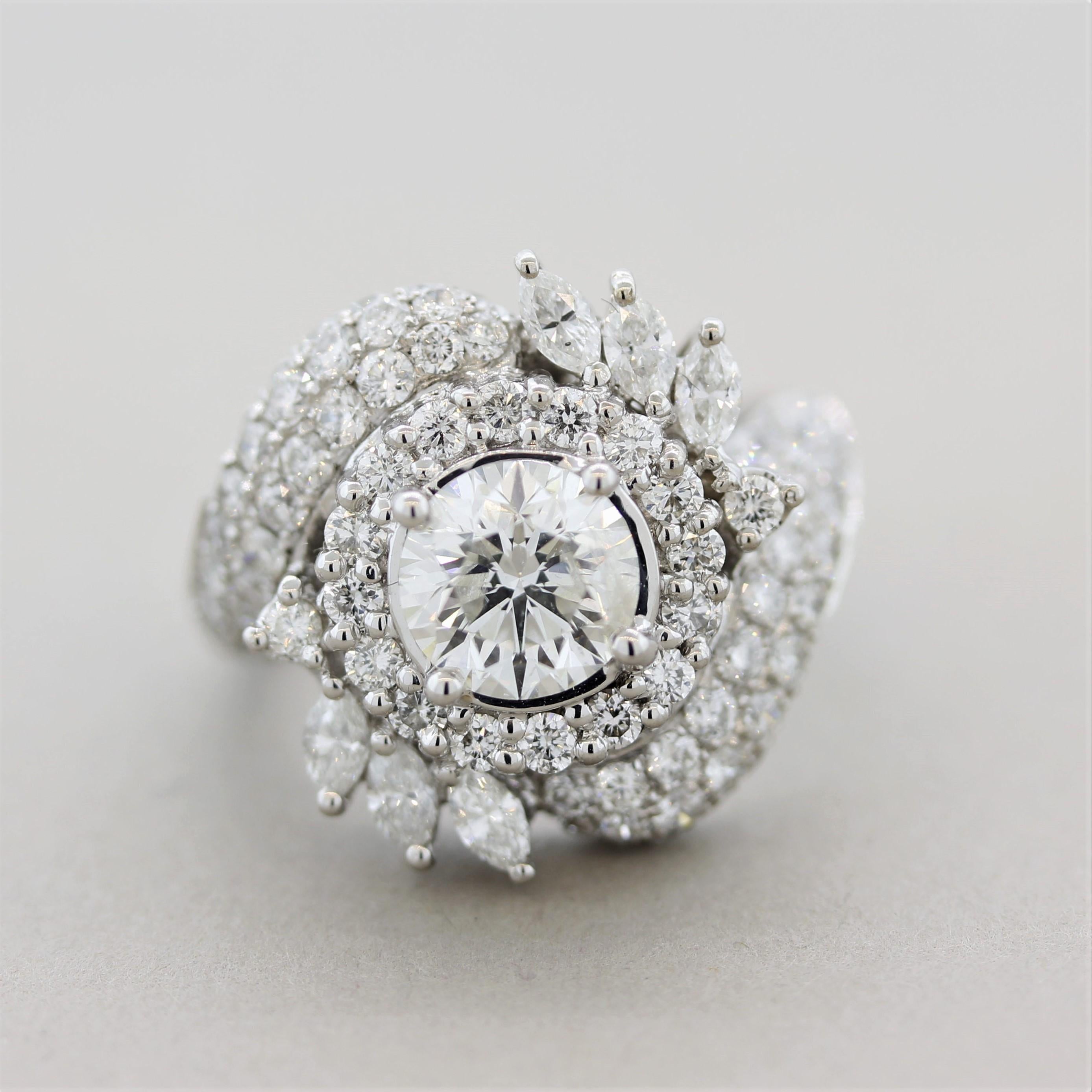 Precioso anillo de compromiso de diamantes, de los años 1960-1970, con un diamante redondo talla brillante de 1,42 quilates. Es vivo, con excelente brillo y destello, con un grado de claridad SI y casi incoloro. Está acentuado con 2,25 quilates de