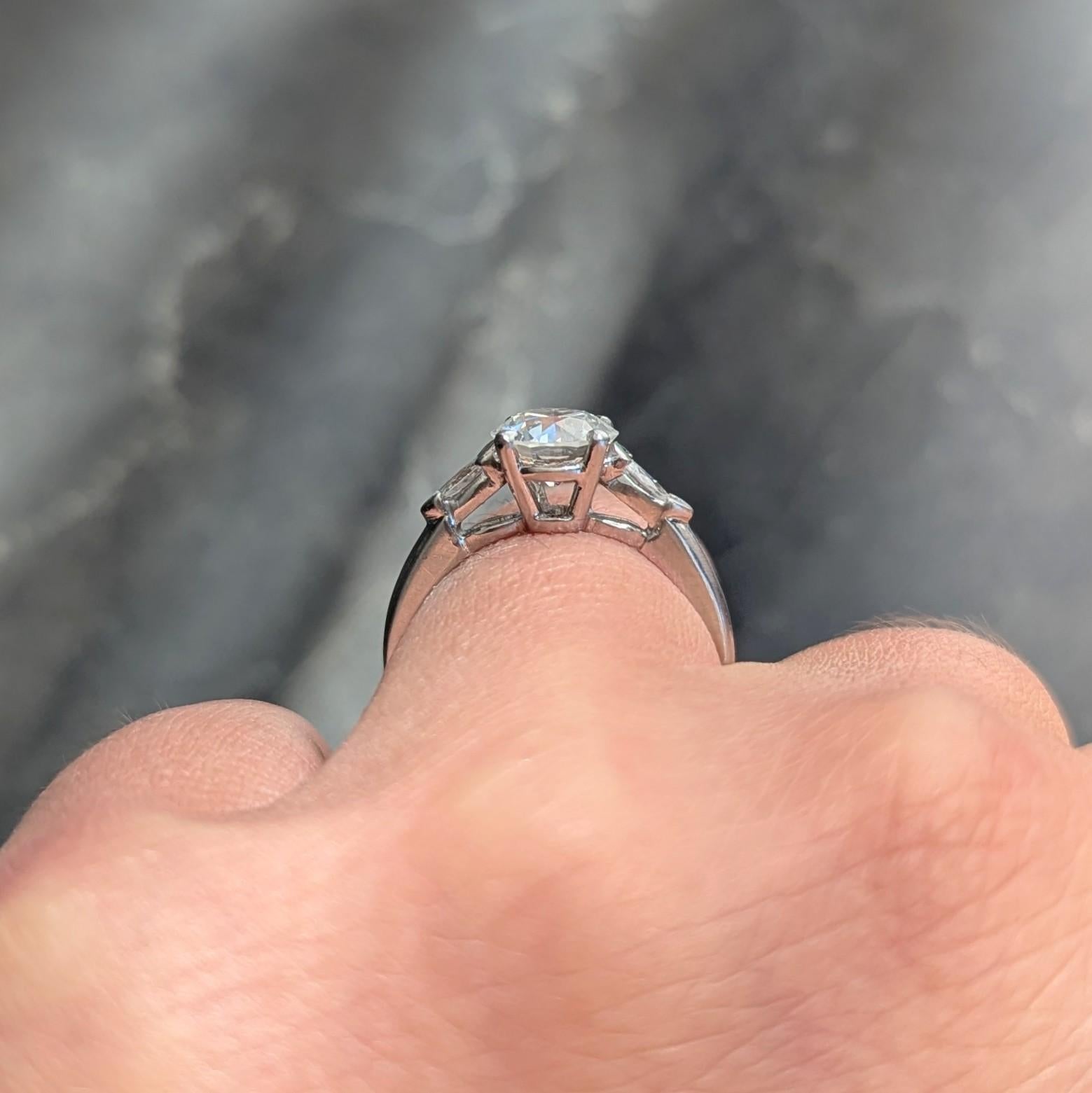 Anello di fidanzamento a tre pietre vintage con diamante di metà secolo da 1,43 CTW in platino GIA in vendita 2