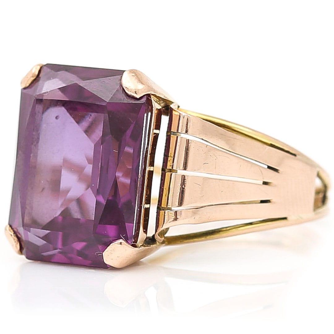 Contemporary Mid Century 14ct Gold Synthetic Colour Change Sapphire Ring Circa 1960 For Sale
