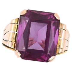 Bague du milieu du siècle en or 14ct avec saphir synthétique à changement de couleur Circa 1960