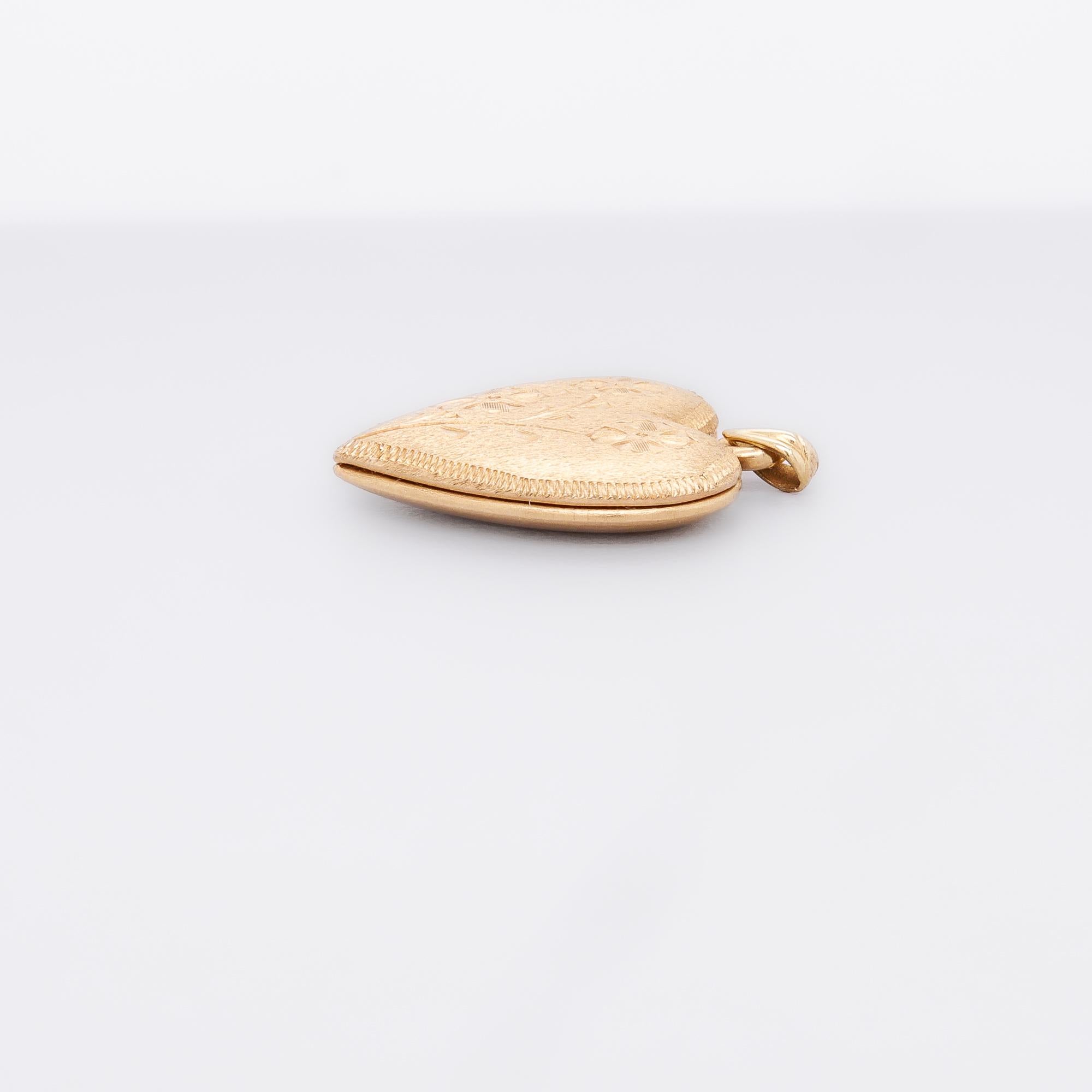 Pendentif en or 14K du milieu du siècle en forme de cœur figuré et taillé à la main en vente 6