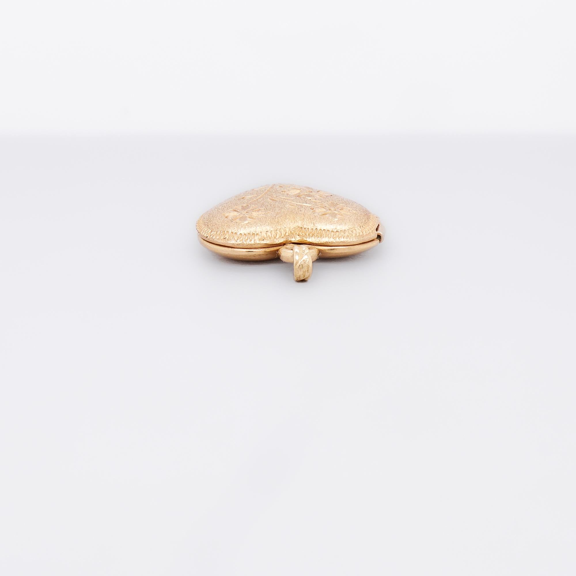 Pendentif en or 14K du milieu du siècle en forme de cœur figuré et taillé à la main en vente 7