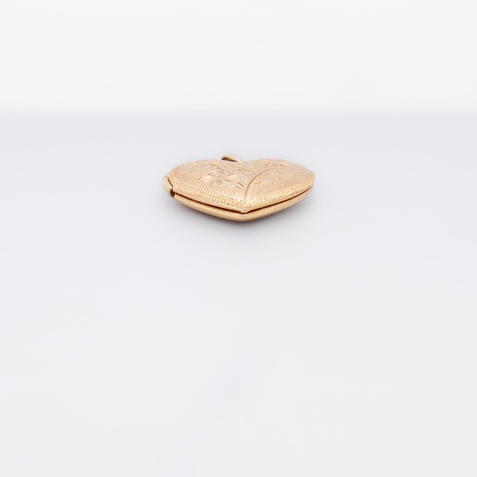 Pendentif en or 14K du milieu du siècle en forme de cœur figuré et taillé à la main en vente 9