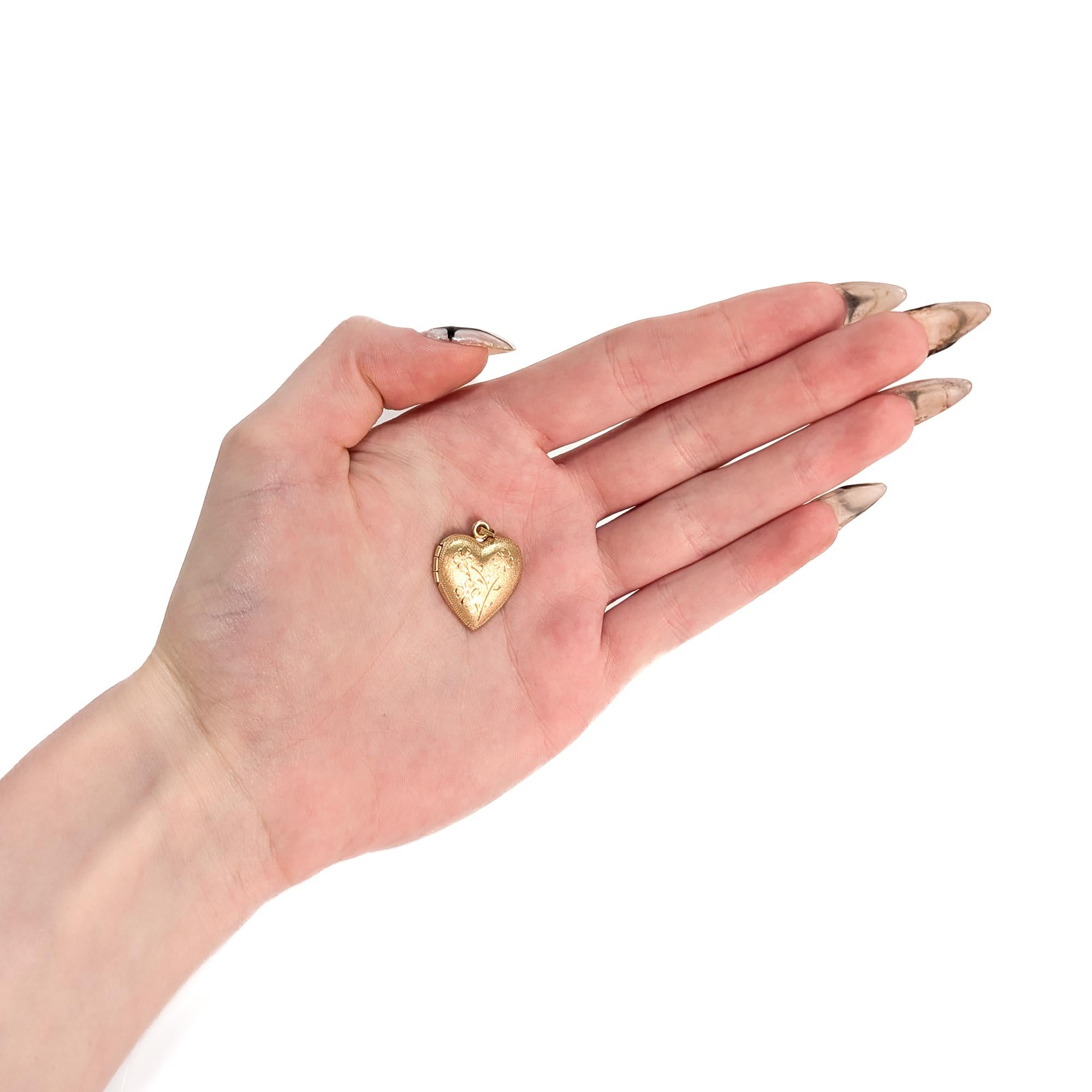 Rétro Pendentif en or 14K du milieu du siècle en forme de cœur figuré et taillé à la main en vente