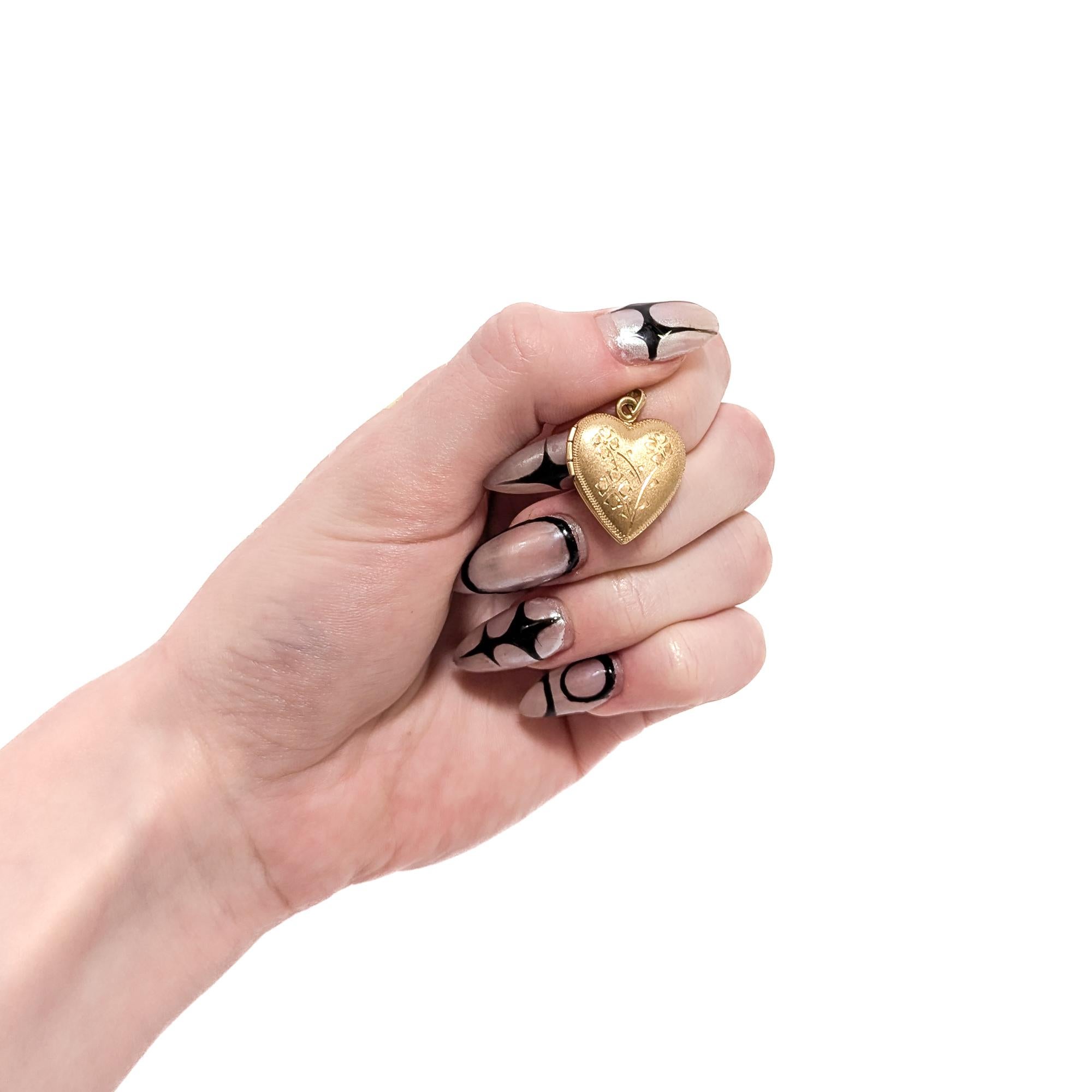 Pendentif en or 14K du milieu du siècle en forme de cœur figuré et taillé à la main Bon état - En vente à Philadelphia, PA