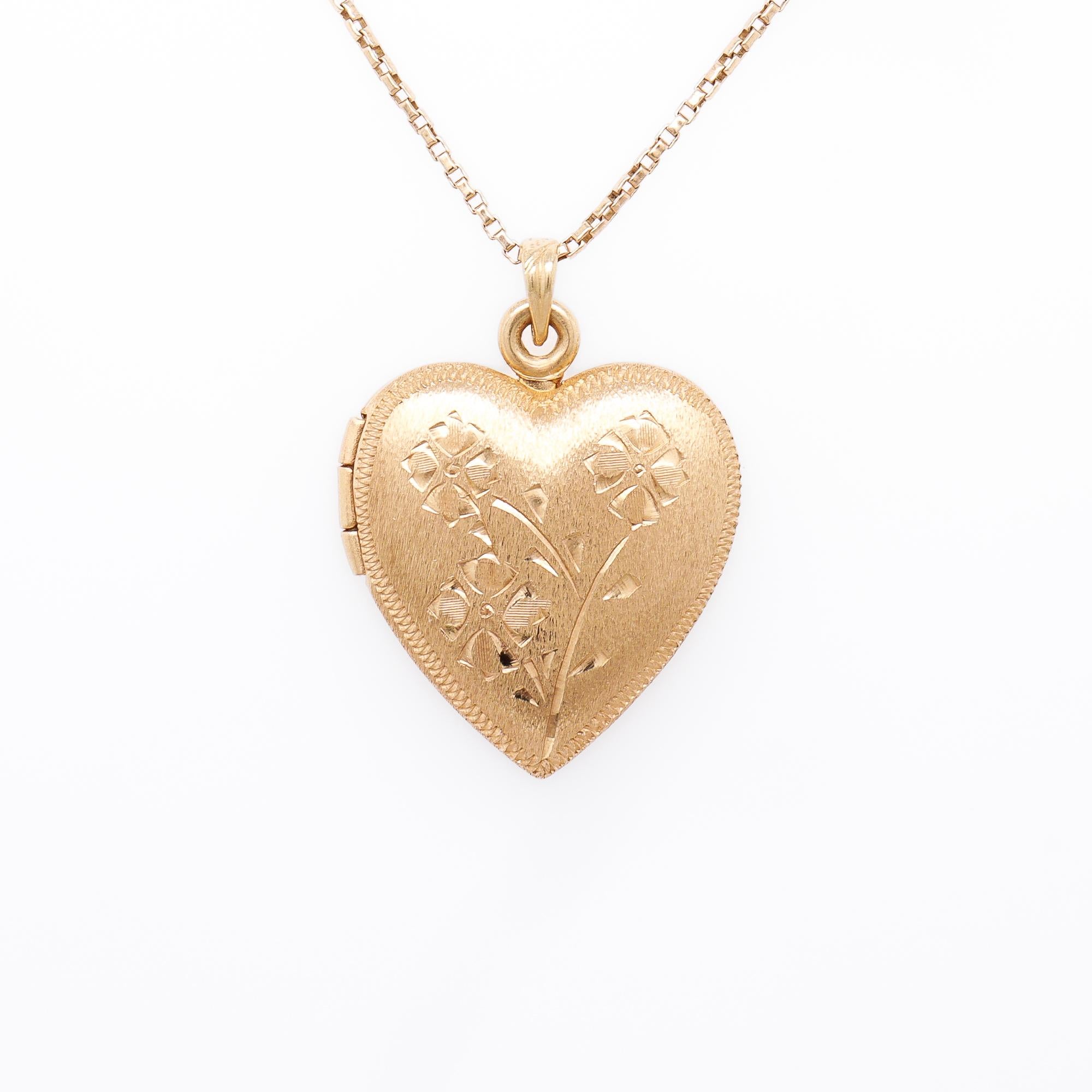 Pendentif en or 14K du milieu du siècle en forme de cœur figuré et taillé à la main Pour femmes en vente