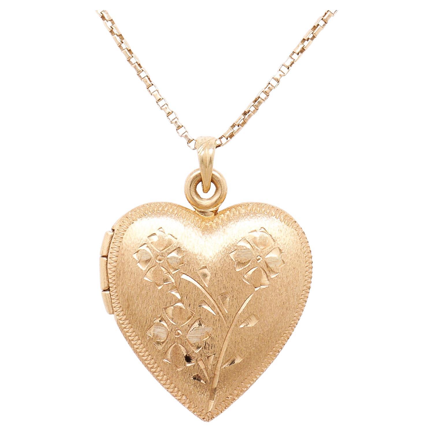 Pendentif en or 14K du milieu du siècle en forme de cœur figuré et taillé à la main en vente