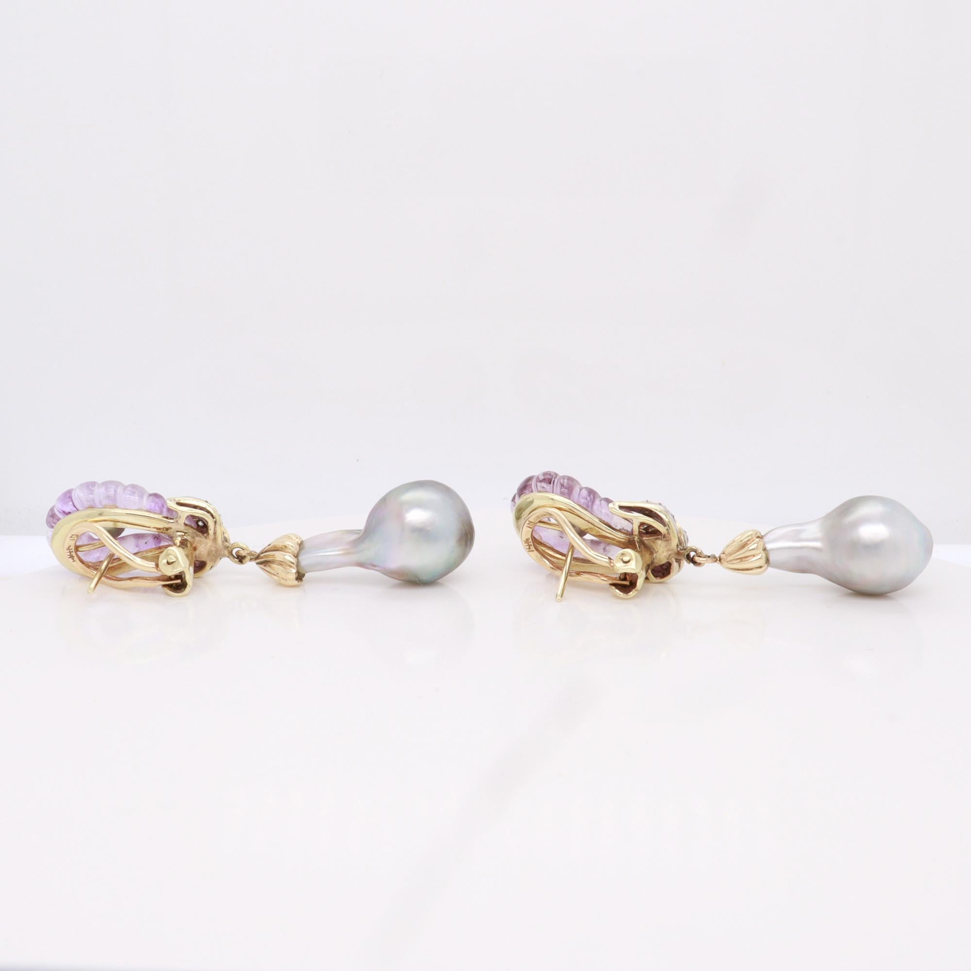 Boucles d'oreilles pendantes en or 14K, améthyste sculptée, perle grise et diamant du milieu du siècle dernier en vente 5