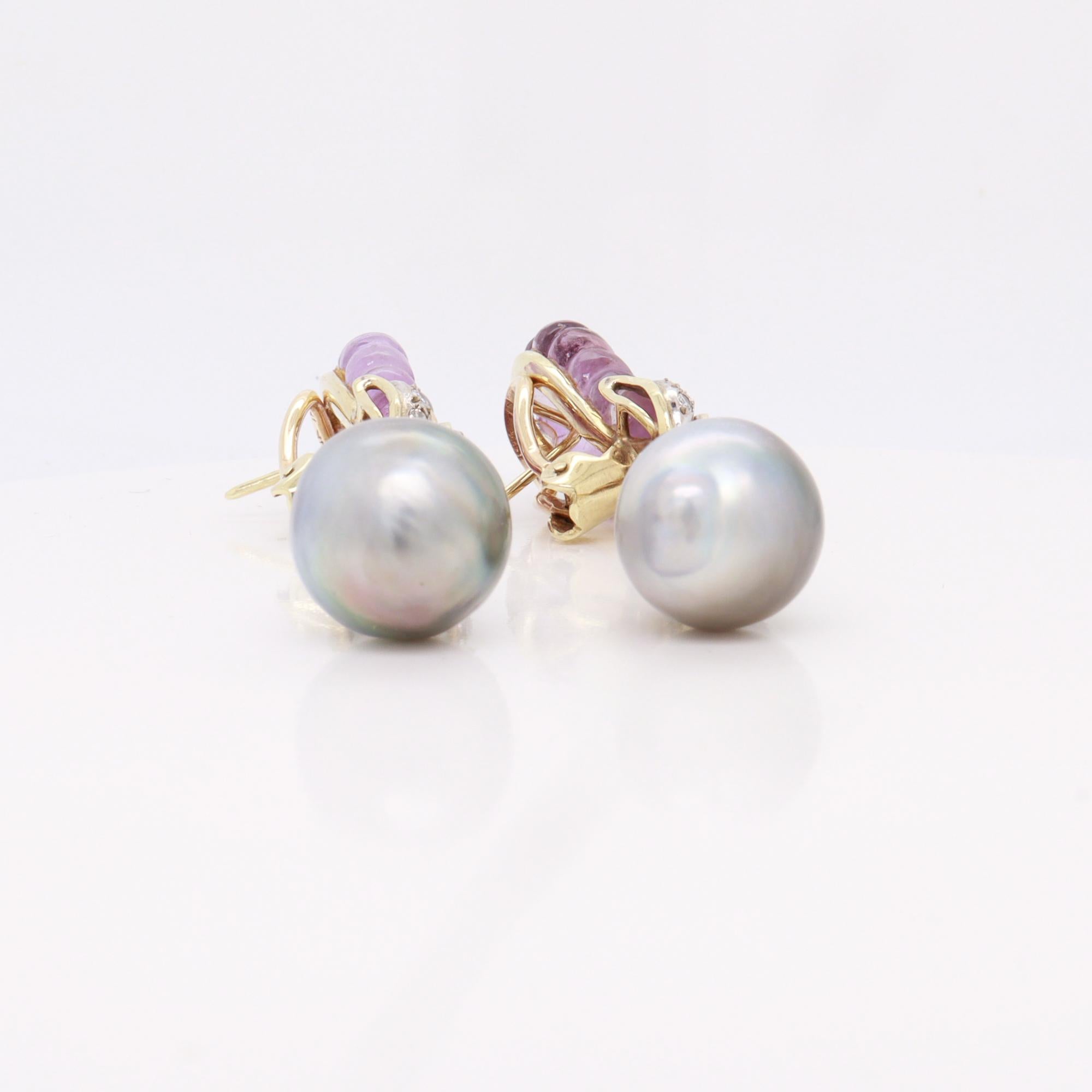 Boucles d'oreilles pendantes en or 14K, améthyste sculptée, perle grise et diamant du milieu du siècle dernier en vente 6