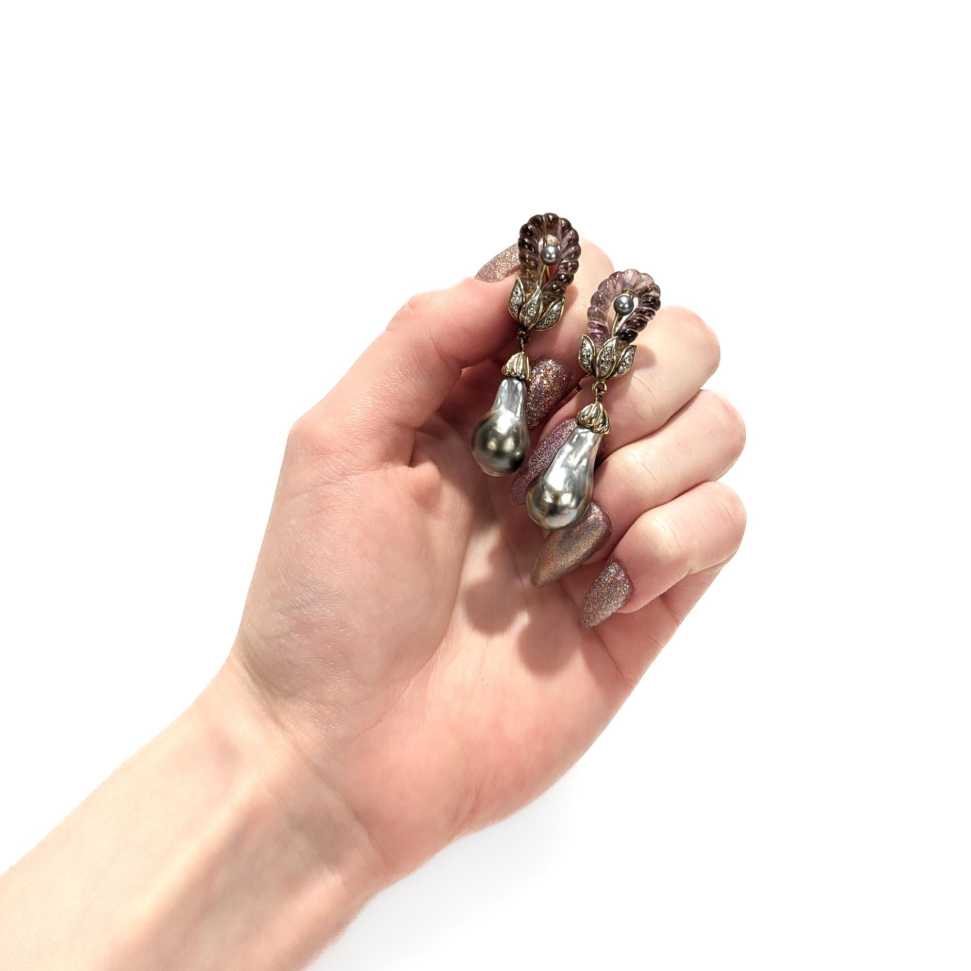 Moderne Boucles d'oreilles pendantes en or 14K, améthyste sculptée, perle grise et diamant du milieu du siècle dernier en vente
