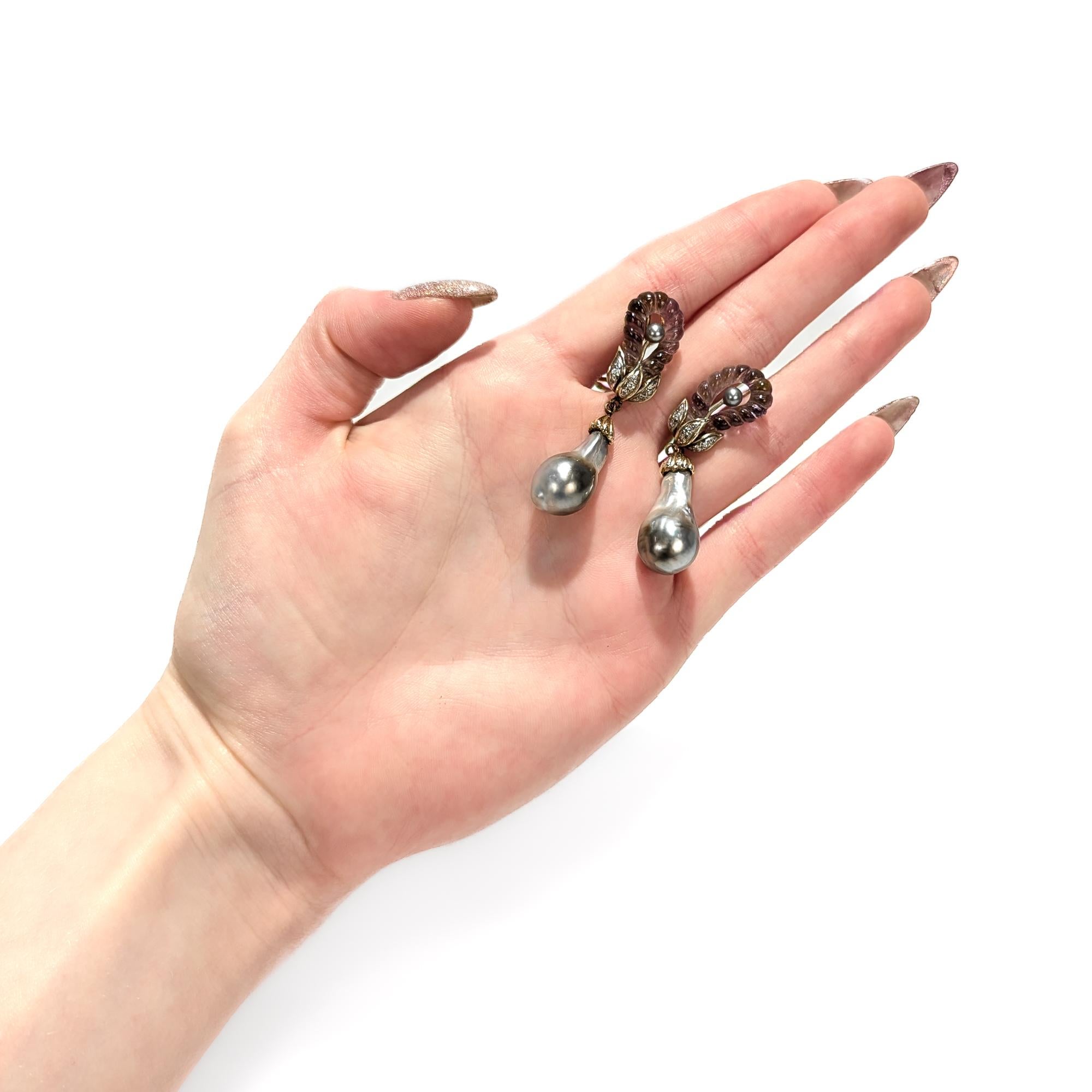 Taille ronde Boucles d'oreilles pendantes en or 14K, améthyste sculptée, perle grise et diamant du milieu du siècle dernier en vente