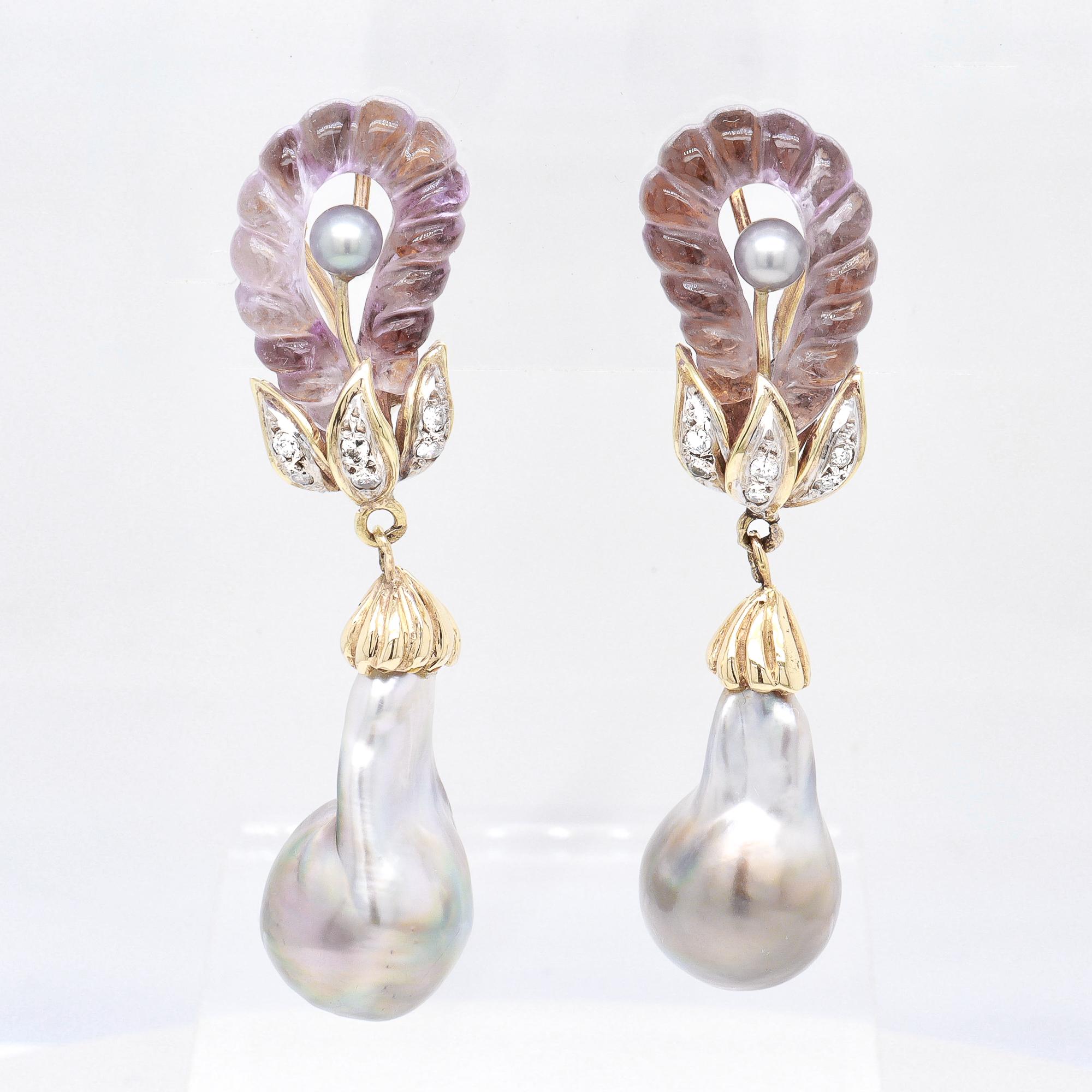 Boucles d'oreilles pendantes en or 14K, améthyste sculptée, perle grise et diamant du milieu du siècle dernier Bon état - En vente à Philadelphia, PA