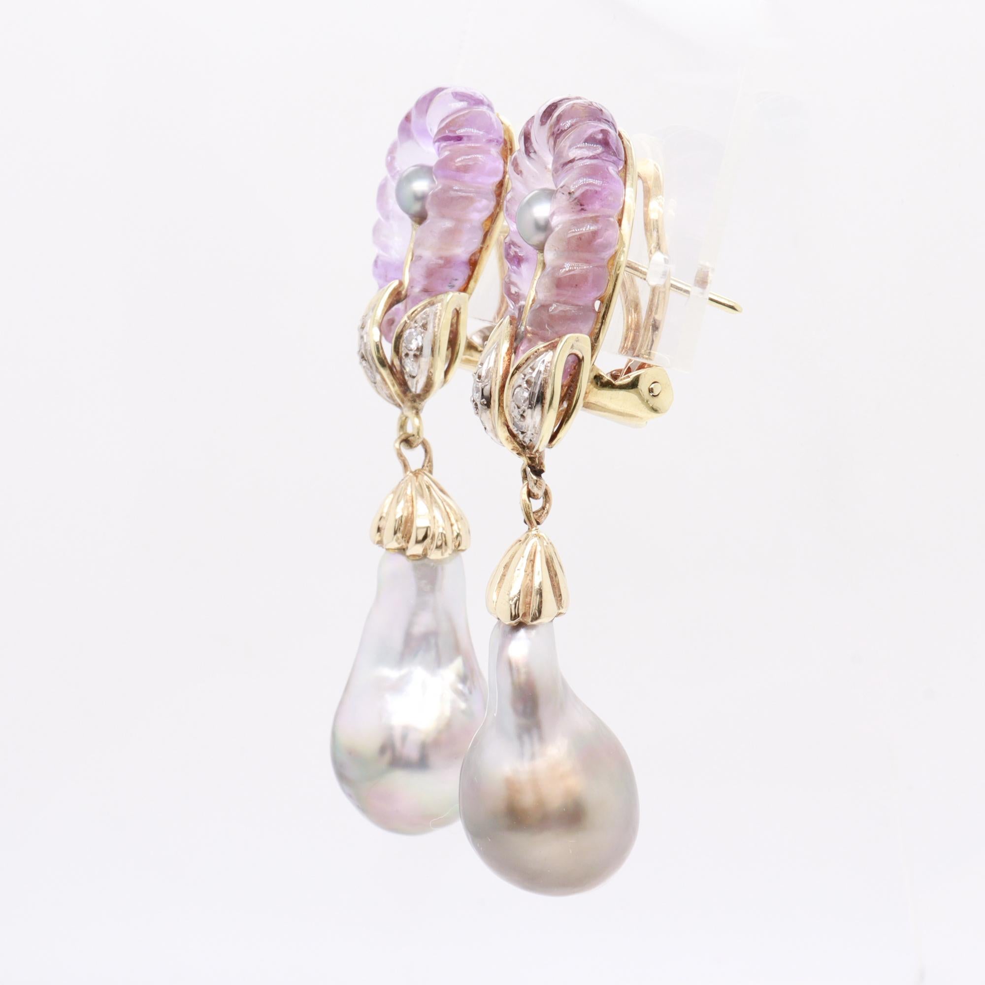 Boucles d'oreilles pendantes en or 14K, améthyste sculptée, perle grise et diamant du milieu du siècle dernier Pour femmes en vente